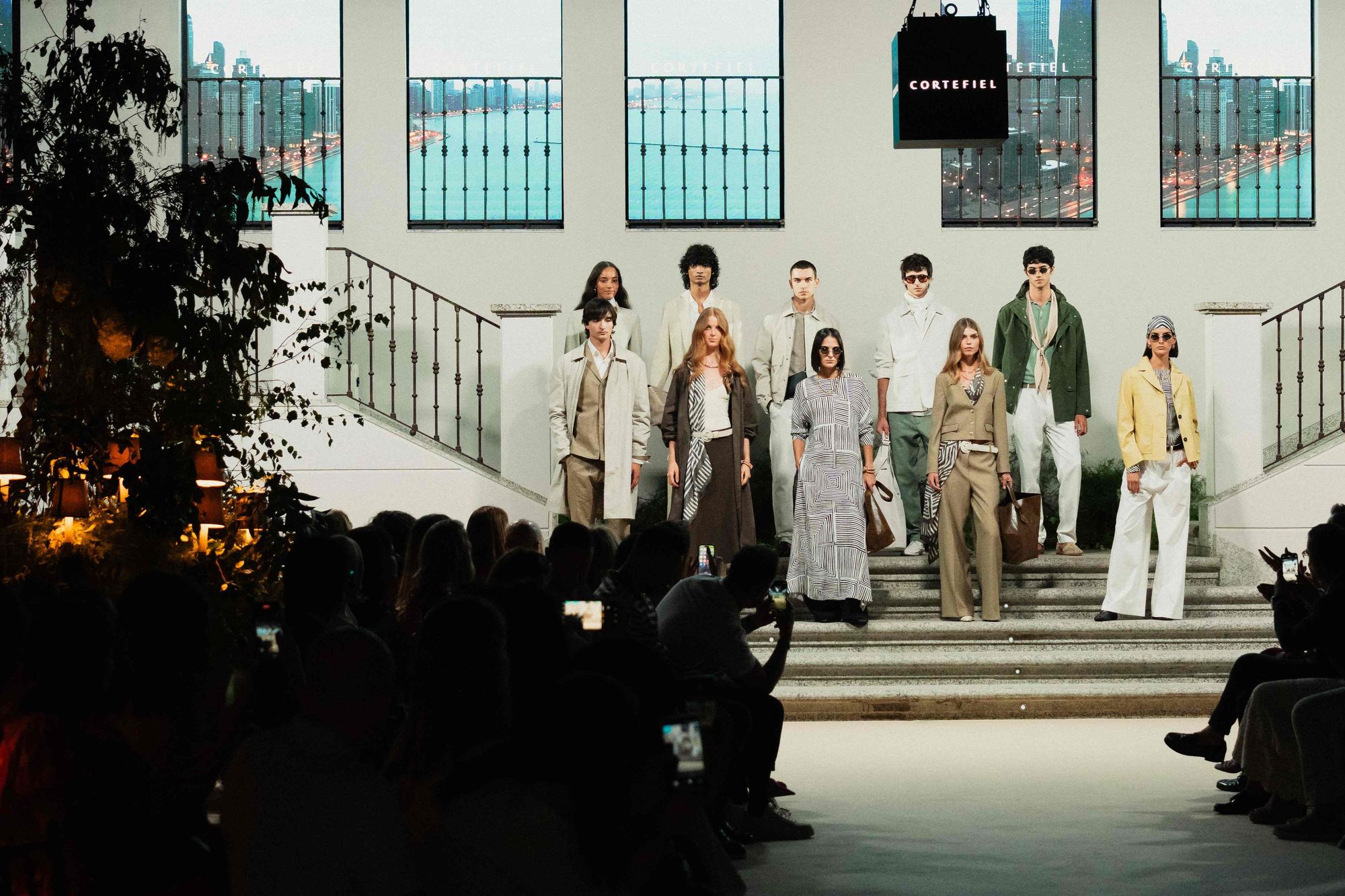 Grupo de modelos posando en una escalinata durante la presentación de las colecciones SS 2026 de Tendam, con público en primer plano, producida por ESMA Events