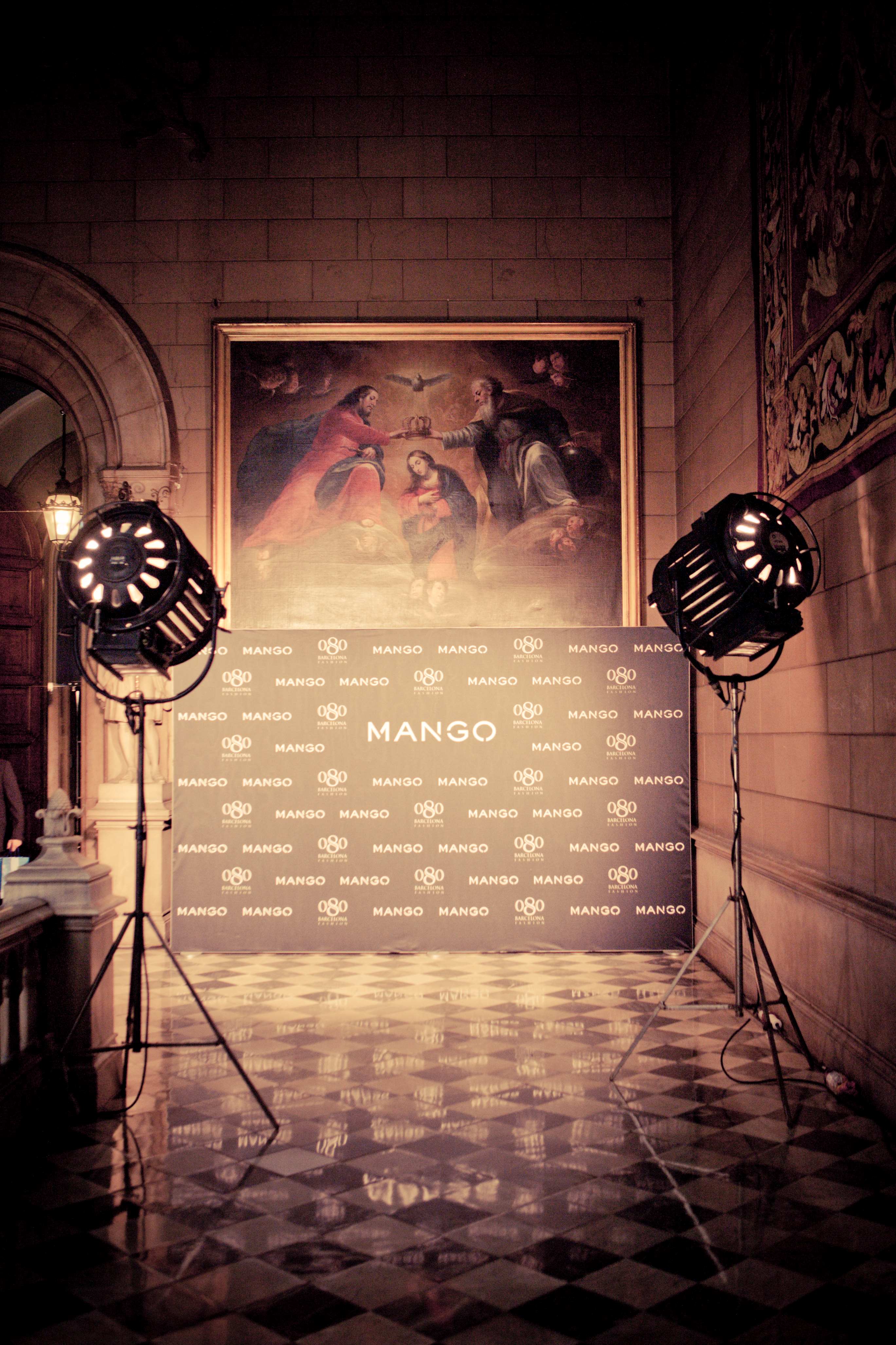 Photocall con el logotipo de Mango entre dos focos, ante un cuadro iluminado y suelo de baldosas, cocktail party de Mango producida por ESMA Events