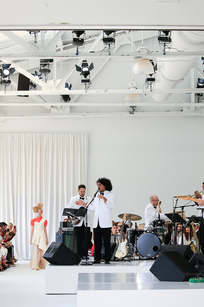 Banda de música con esmóquines blancos tocando junto a la pasarela blanca, desfile Delpozo Nueva York SS 2018 producido por ESMA Events