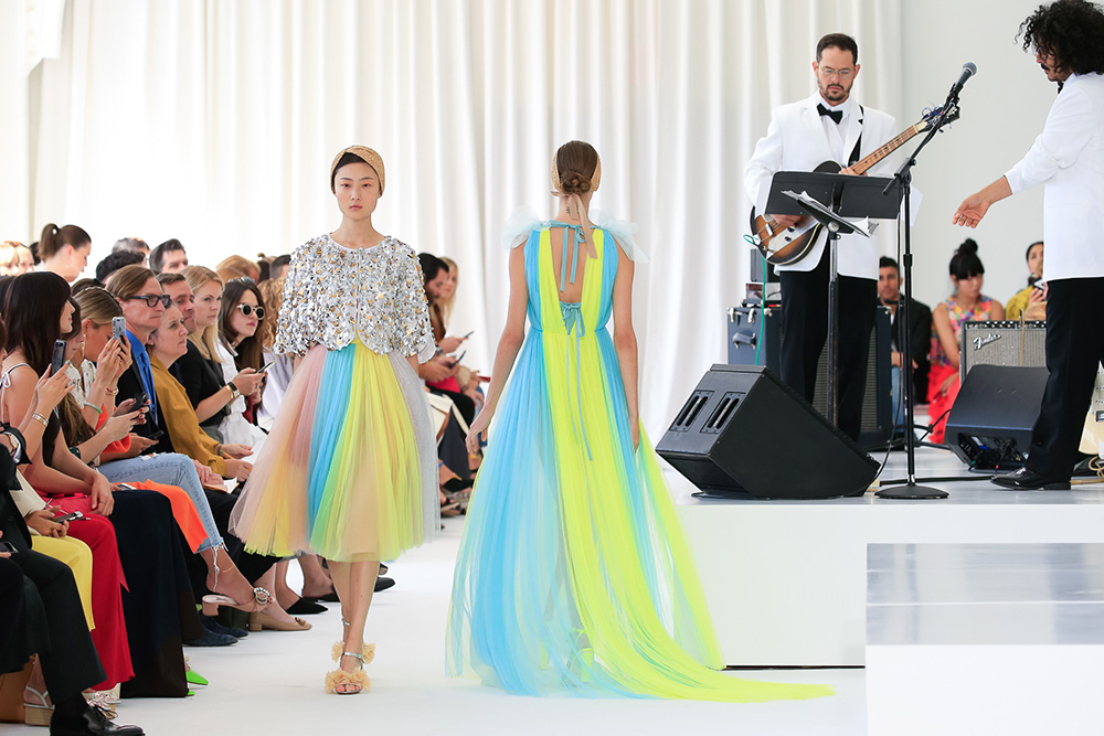 Modelos con capa de lentejuelas y vestido de tul multicolor caminando ante el público, desfile Delpozo Nueva York SS 2018 producido por ESMA Events