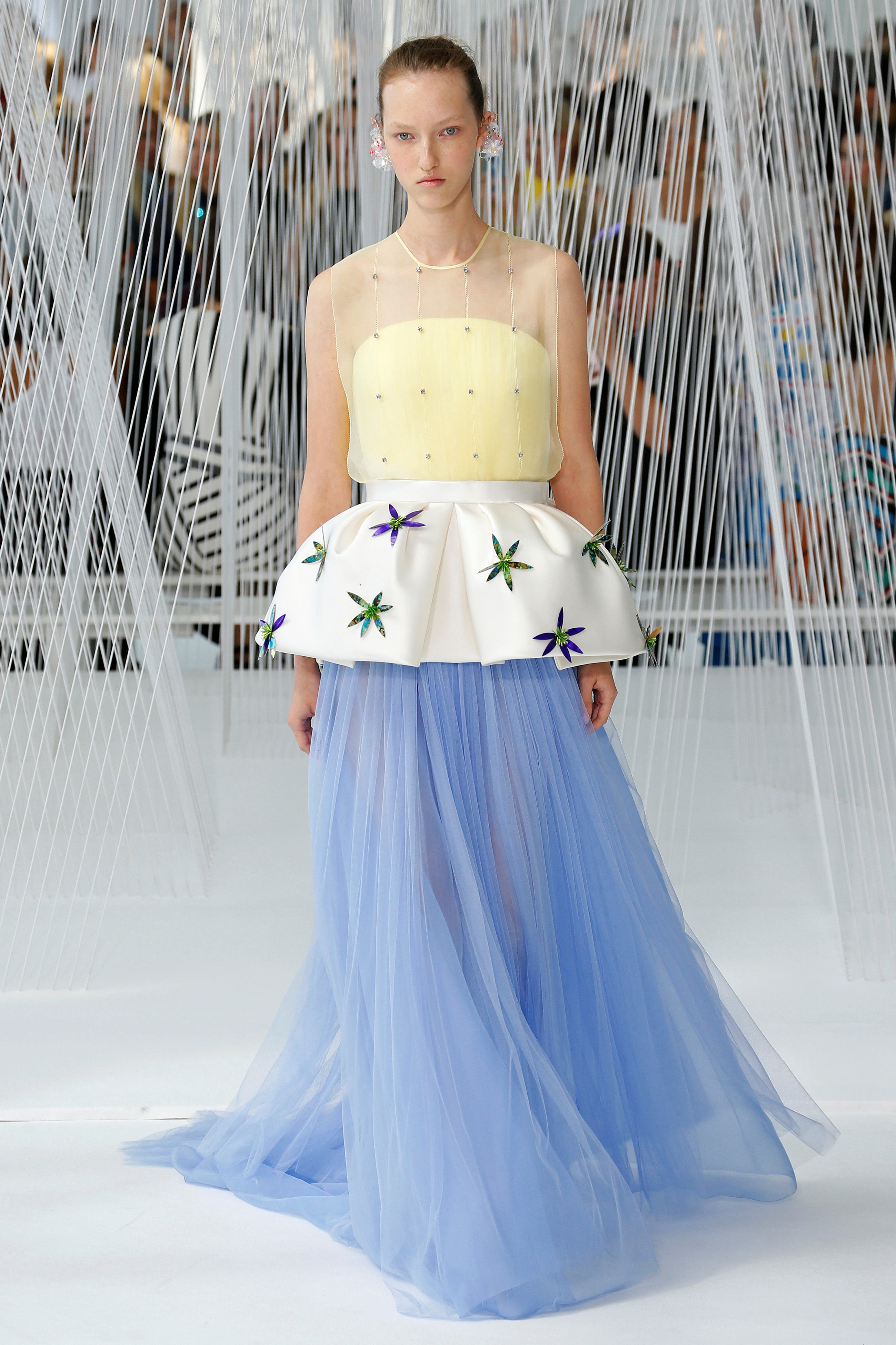 Modelo con top amarillo, peplum blanco y falda larga de tul azul, desfile Delpozo Nueva York SS 2017 producido por ESMA Events