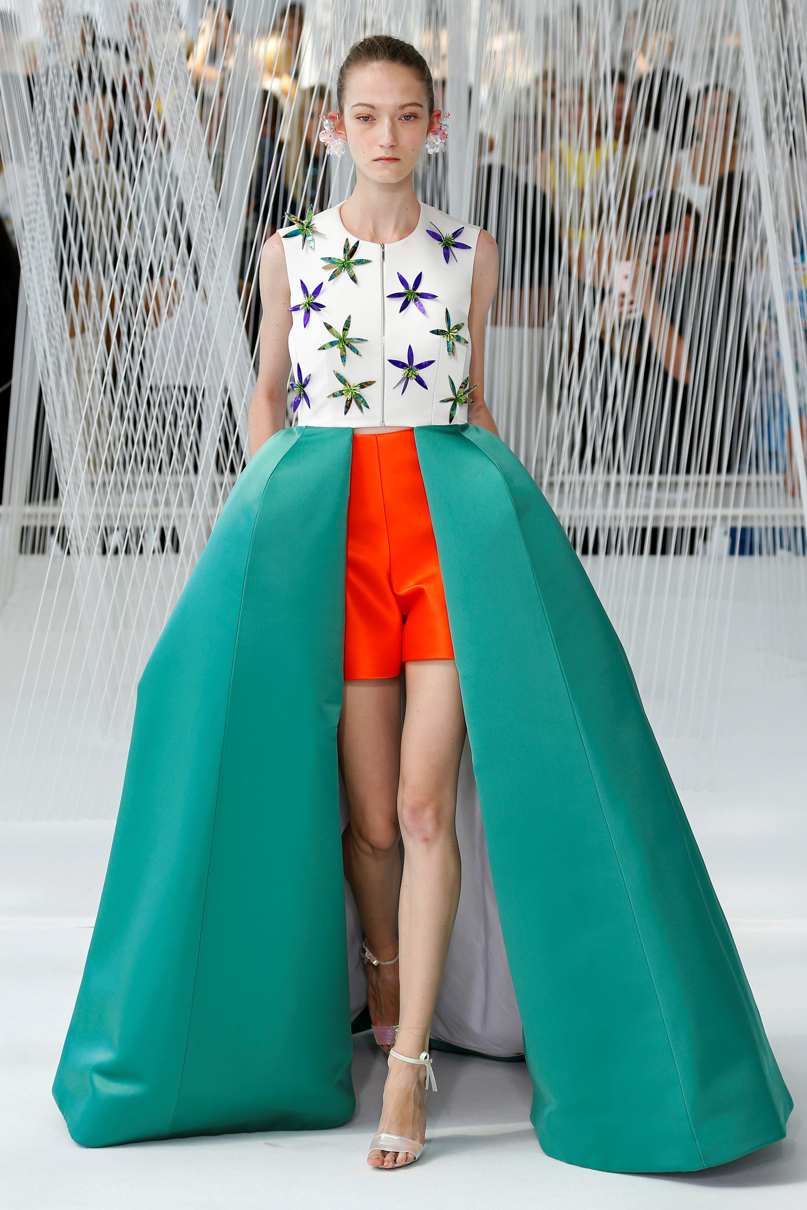 Modelo con top blanco de estrellas y gran falda verde esmeralda abierta sobre pantalón corto naranja, desfile Delpozo Nueva York SS 2017 producido por ESMA Events