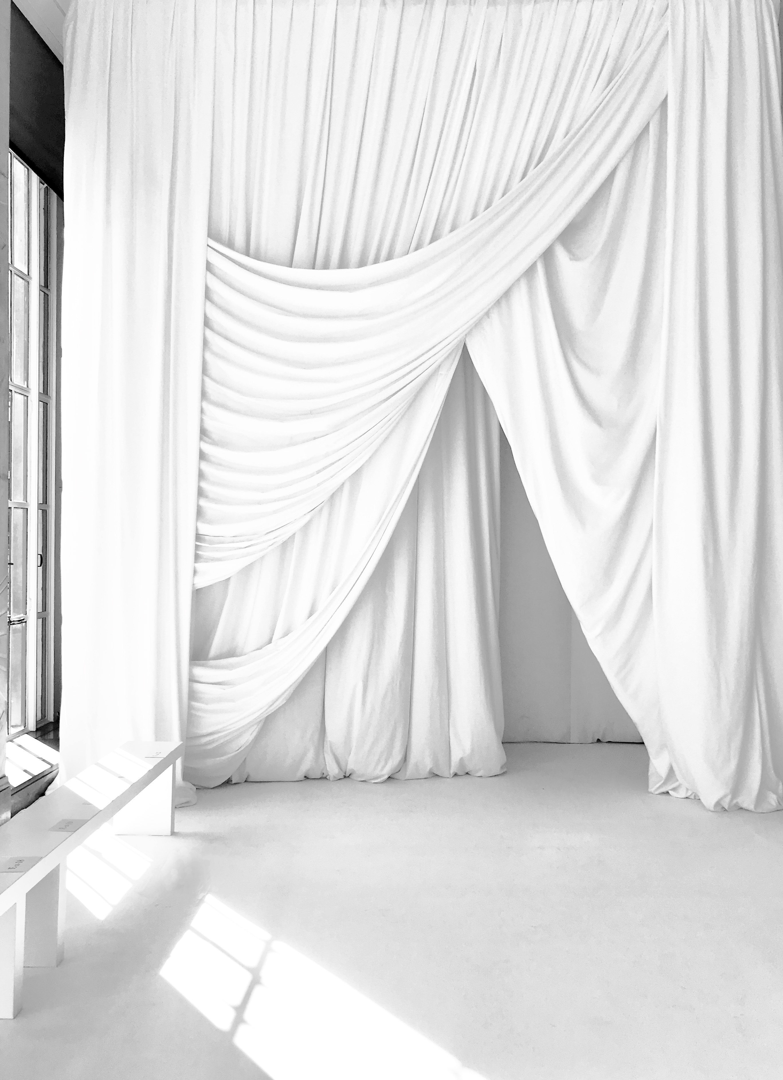 Cortinas blancas drapeadas en la entrada de la pasarela, desfile Delpozo Londres SS 2019 producido por ESMA Events