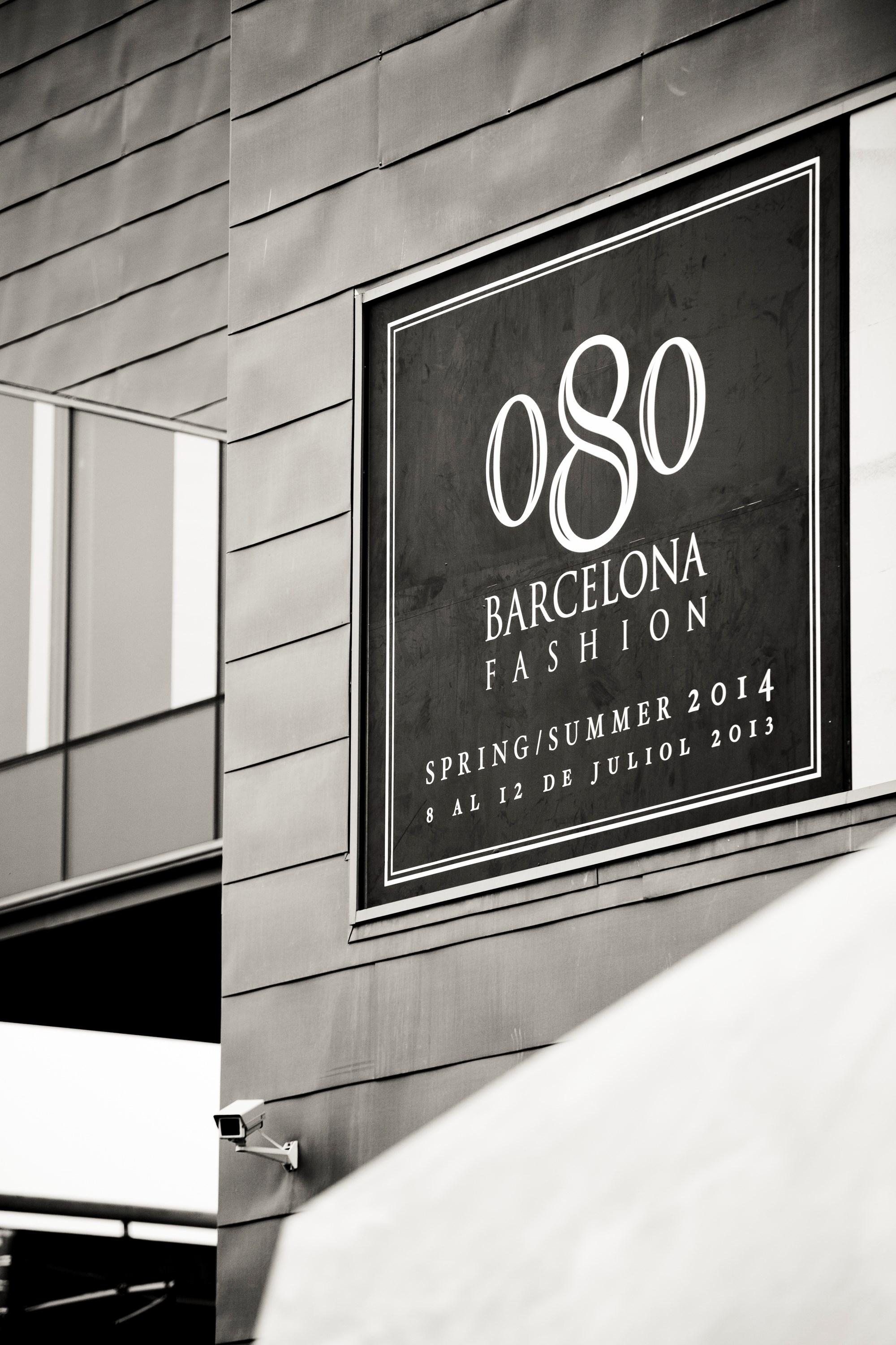 Cartel del 080 Barcelona Fashion Spring/Summer 2014 en una fachada, en blanco y negro, 080 Barcelona Fashion SS 2014 producida por ESMA Events