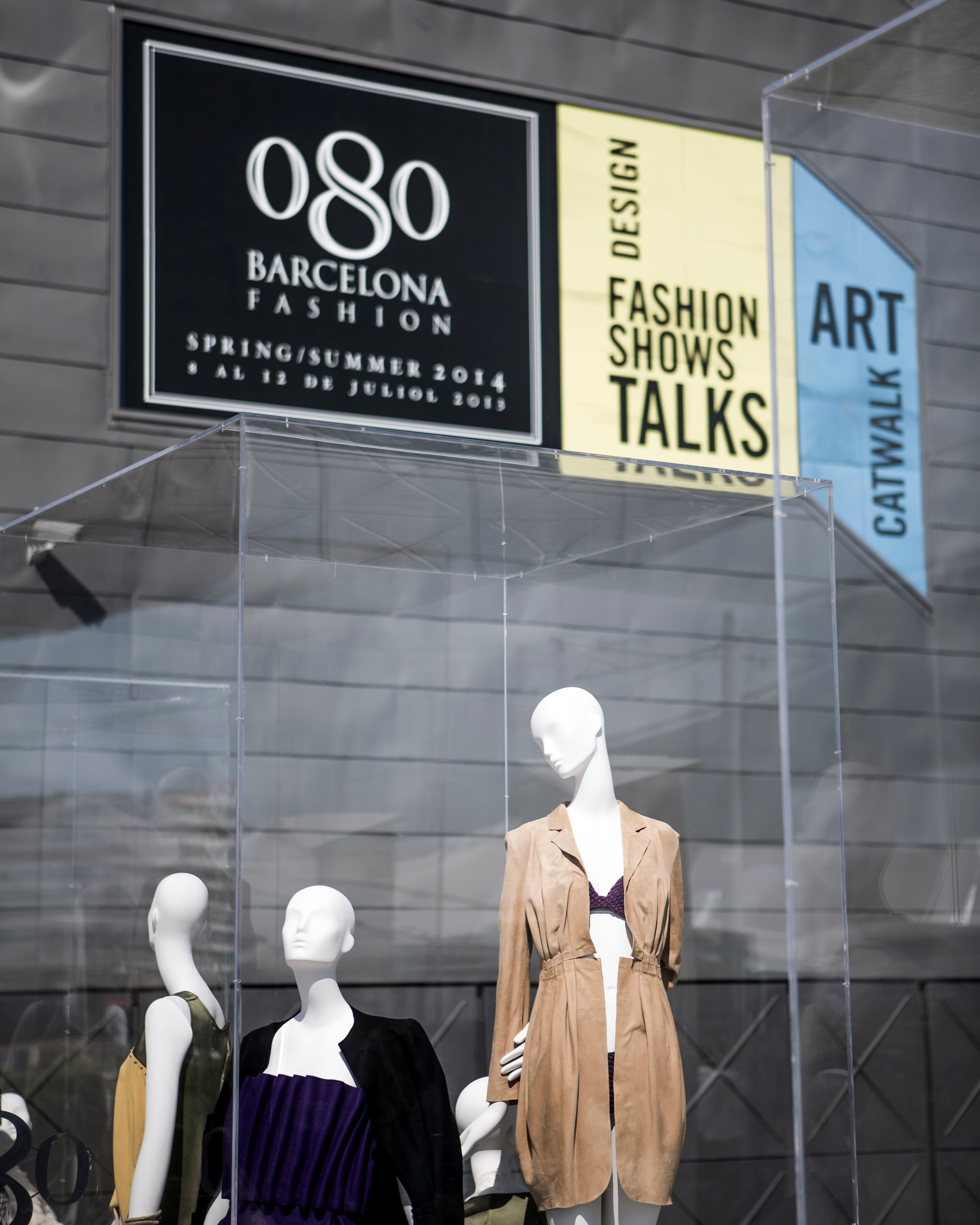 Escaparate con maniquíes y carteles del 080 Barcelona Fashion Spring/Summer 2014 con Design, Fashion Shows, Talks y Art, 080 Barcelona Fashion SS 2014 producida por ESMA Events