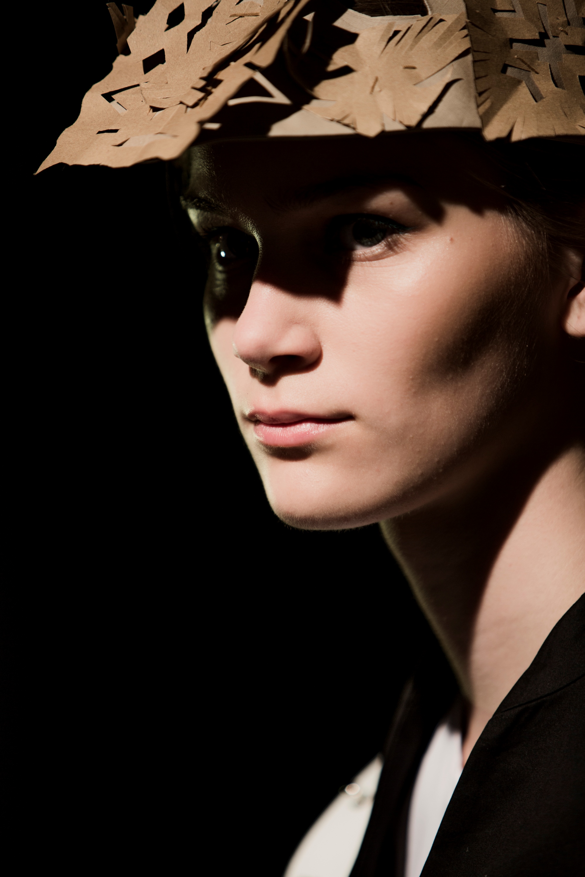 Retrato de una modelo con un tocado de hojas de papel dorado, 080 Barcelona Fashion SS 2014 producida por ESMA Events