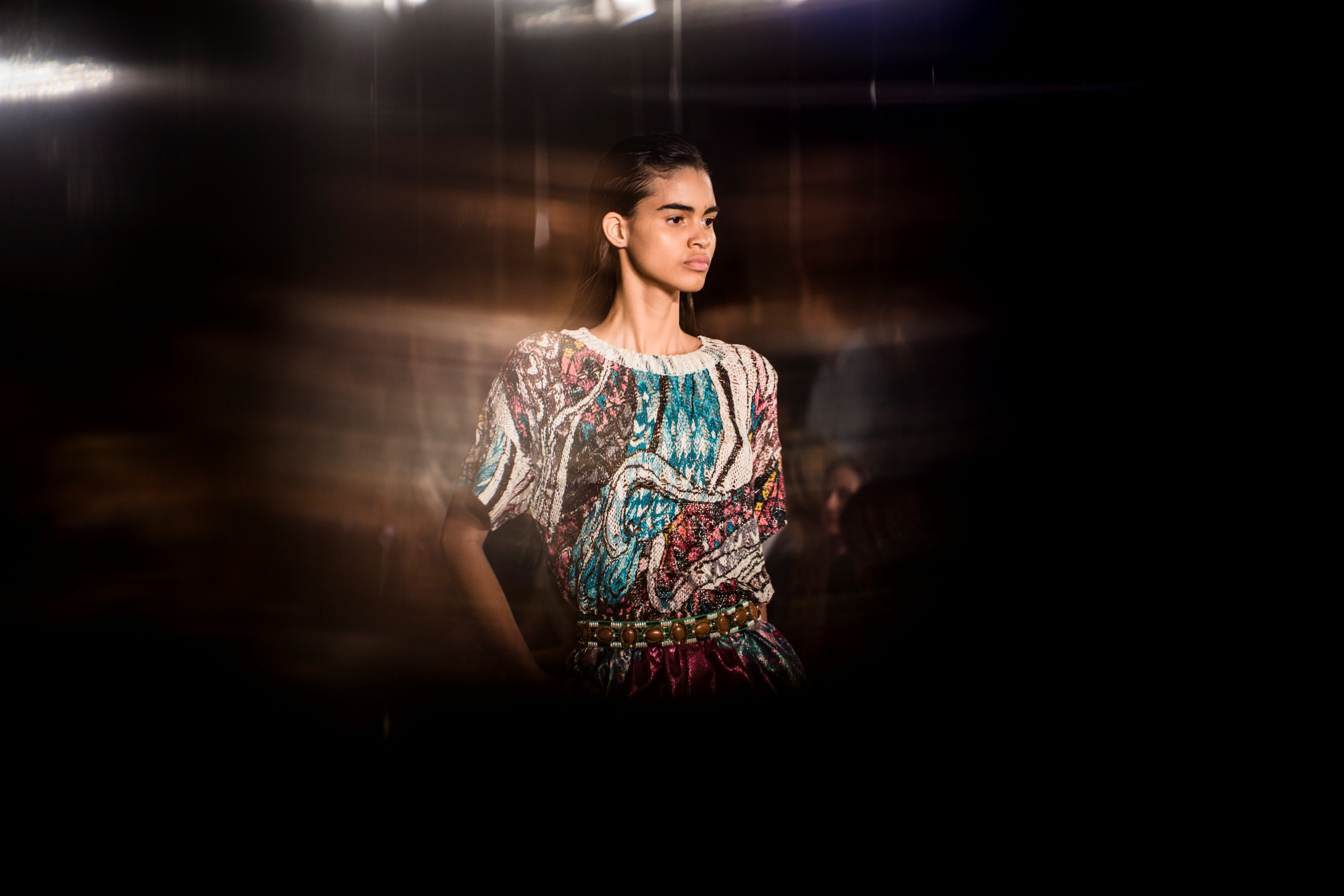 Modelo con vestido de estampado multicolor bajo una luz cálida en la pasarela, 080 Barcelona Fashion SS 2014 producida por ESMA Events