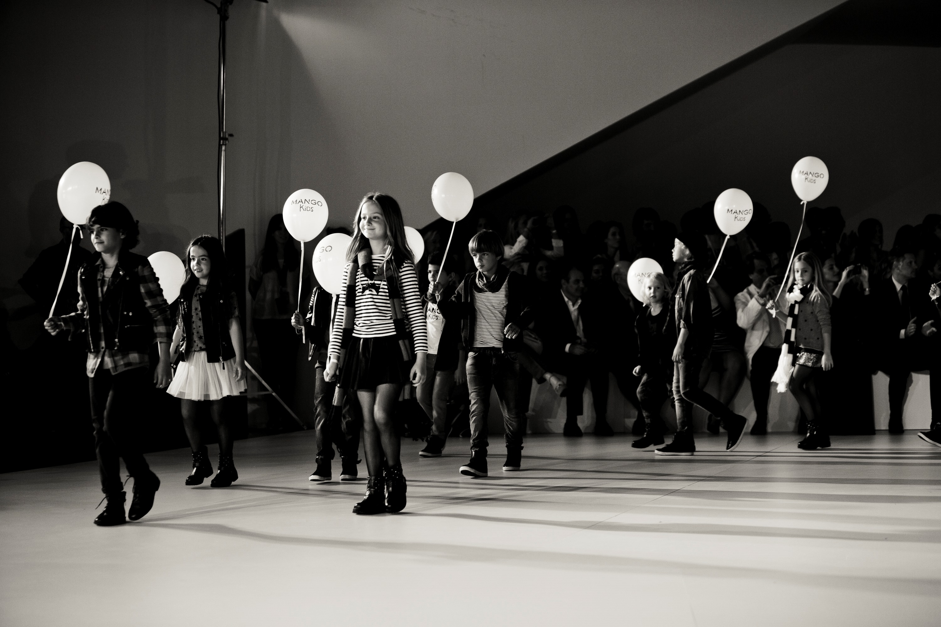 Niños con globos blancos desfilando en la pasarela, en blanco y negro, 080 Barcelona Fashion SS 2014 producida por ESMA Events