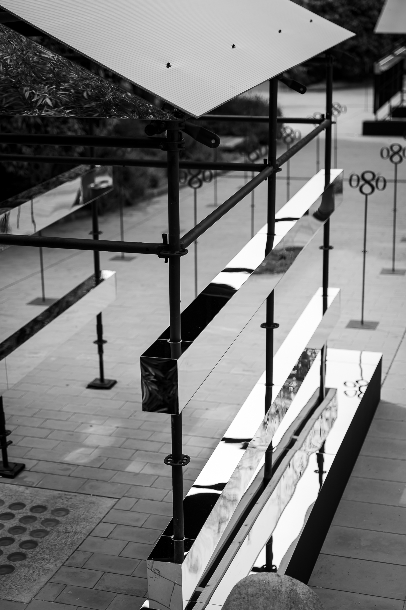 Vista cenital de una estructura con espejos y mesas en el exterior, en blanco y negro, 080 Barcelona Fashion FW 2024-2025 producida por ESMA Events