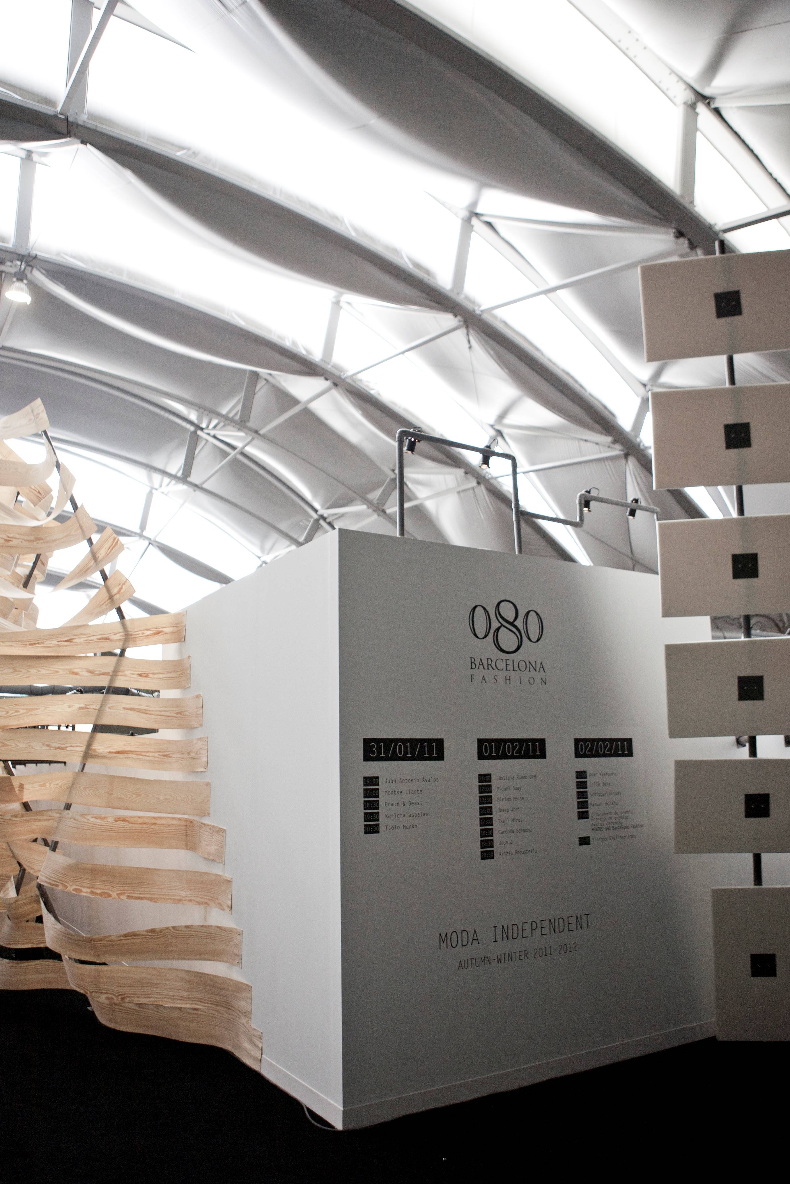 Cubo blanco con el logotipo 080 junto a una estructura de tiras de madera en la carpa, 080 Barcelona Fashion FW 2011-2012 producida por ESMA Events