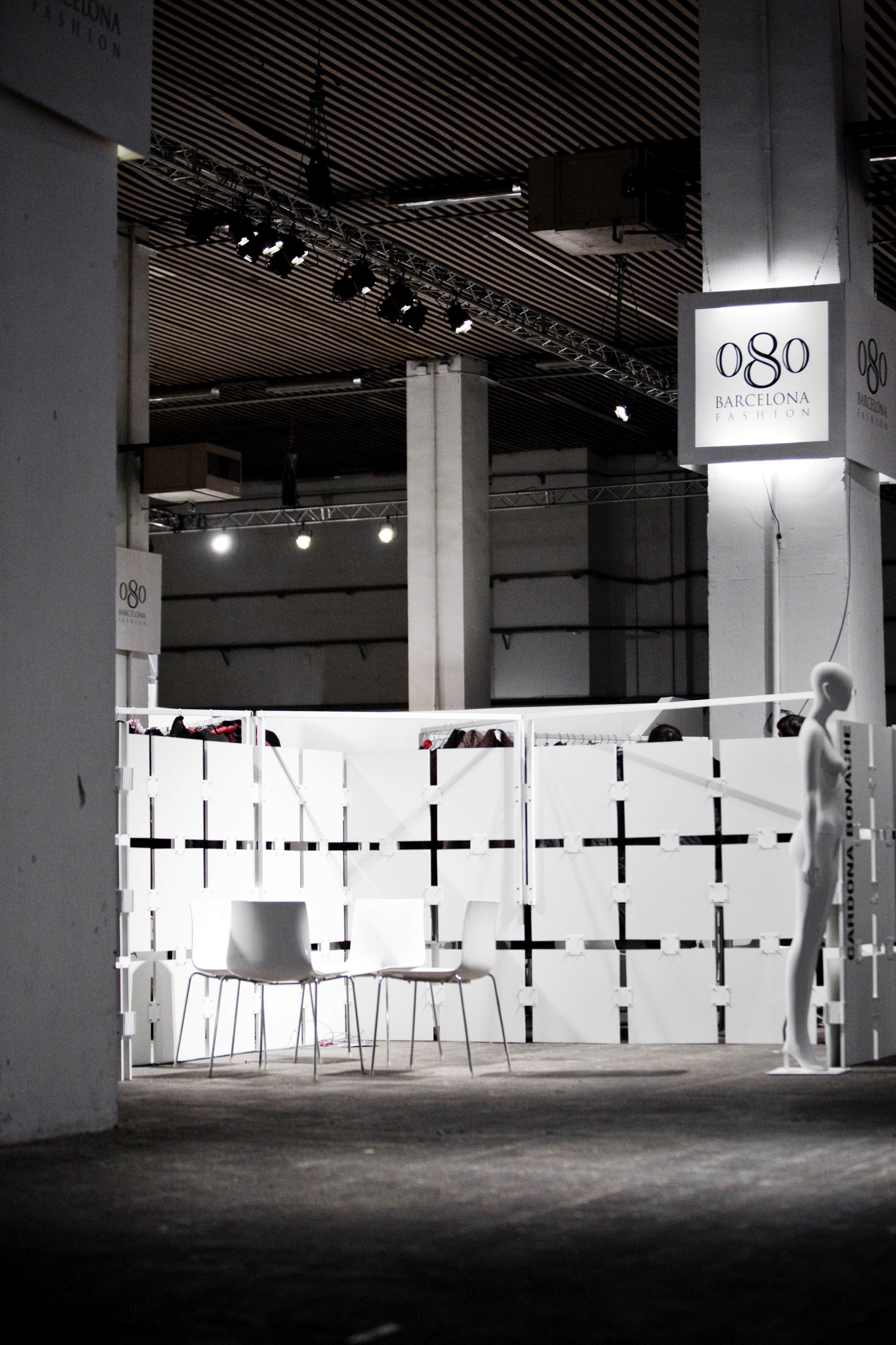 Espacio blanco con cruces y el cartel 080 colgado sobre una columna en la nave, 080 Barcelona Fashion FW 2010-2011 producida por ESMA Events
