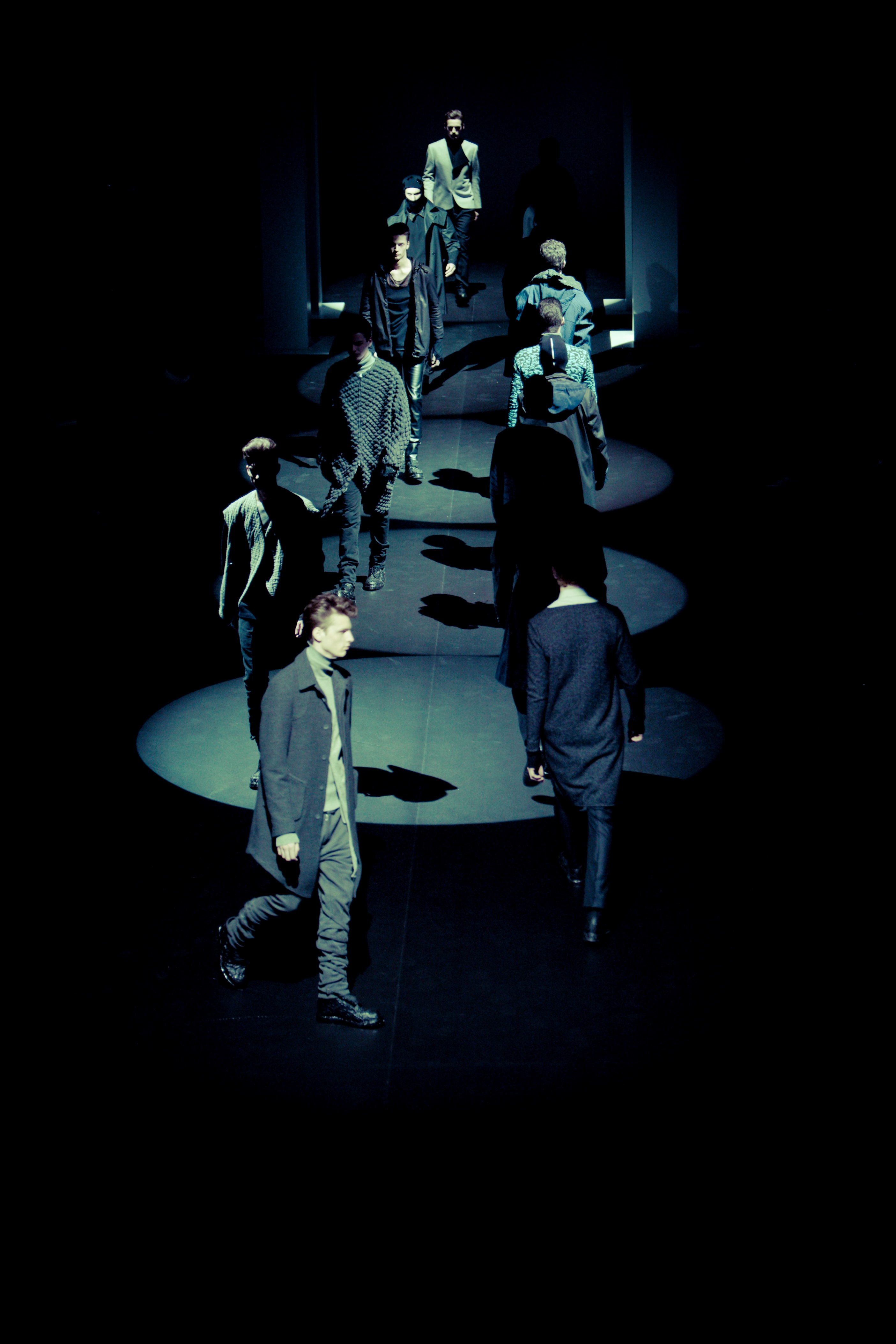 Vista cenital de modelos desfilando bajo una luz azul verdosa, 080 Barcelona Fashion FW 2010-2011 producida por ESMA Events