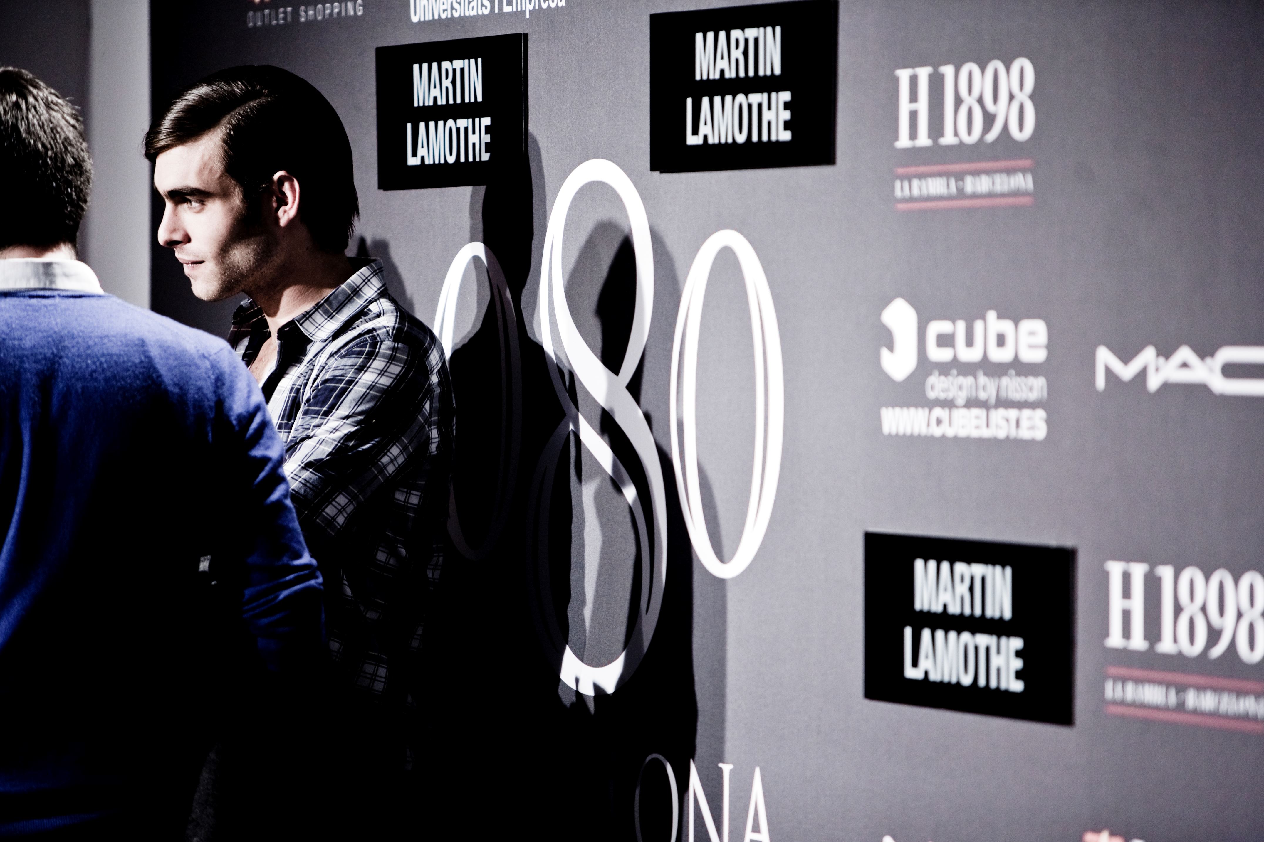 Joven ante el photocall del 080 Barcelona Fashion con las marcas Martin Lamothe, H1898, Cube y MAC, 080 Barcelona Fashion FW 2010-2011 producida por ESMA Events