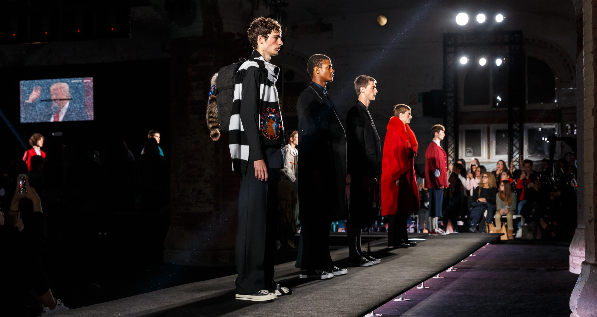 Modelos en fila al final de un desfile con pantallas al fondo, 080 Barcelona Fashion FW 2018-2019 producida por ESMA Events