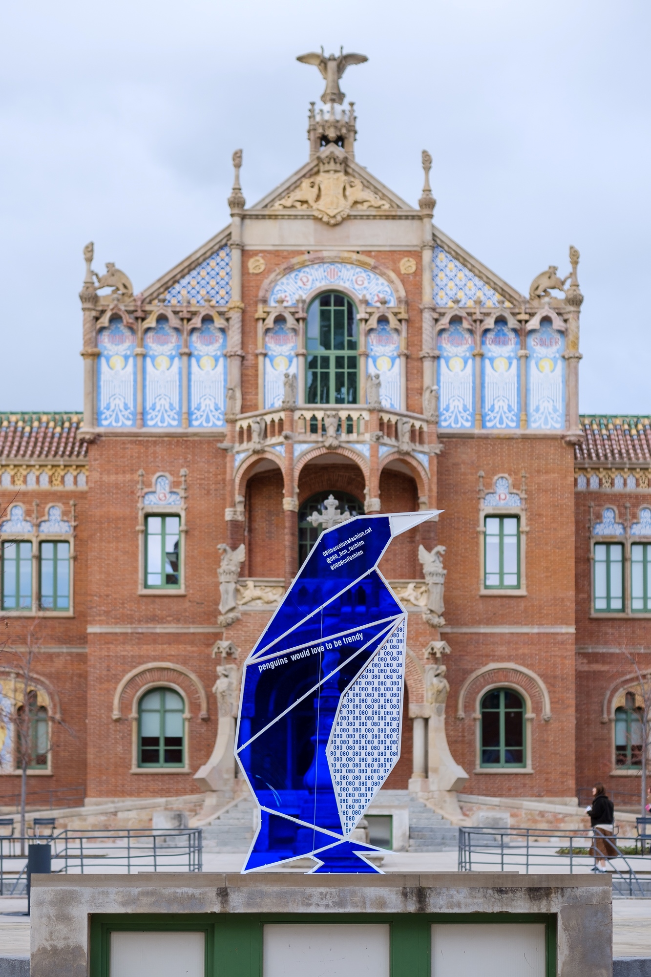 Escultura azul con forma de pingüino ante la fachada modernista del recinto, 080 Barcelona Fashion FW 2019-2020 producida por ESMA Events