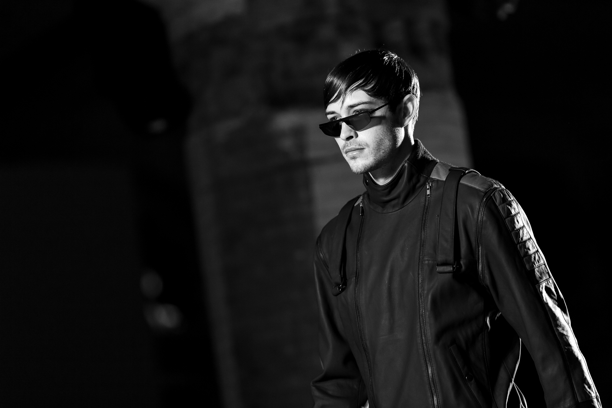 Retrato en blanco y negro de un modelo con gafas de sol y chaqueta negra, 080 Barcelona Fashion FW 2019-2020 producida por ESMA Events