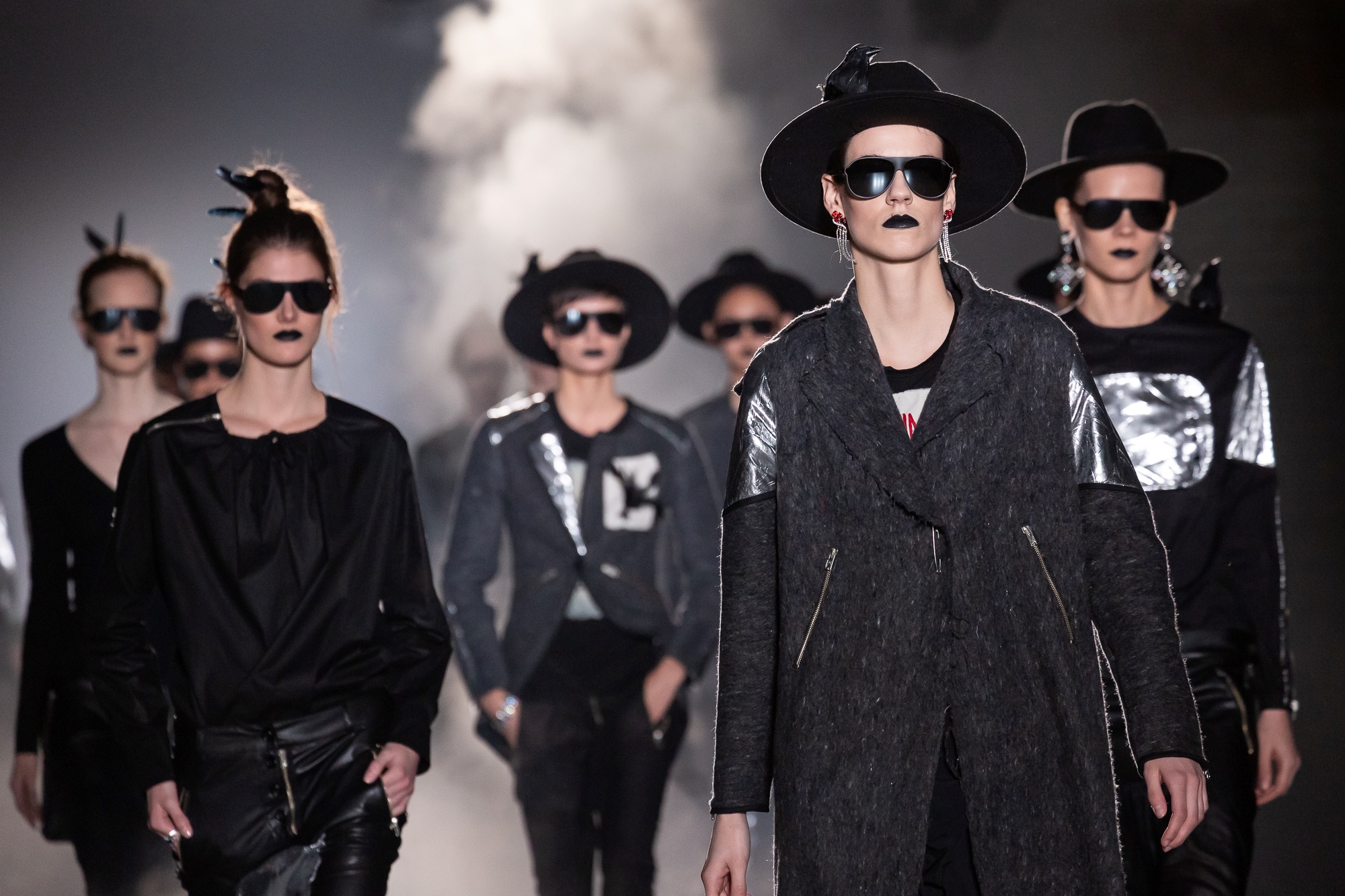 Modelos con sombreros negros y gafas de sol desfilando entre humo, 080 Barcelona Fashion FW 2019-2020 producida por ESMA Events