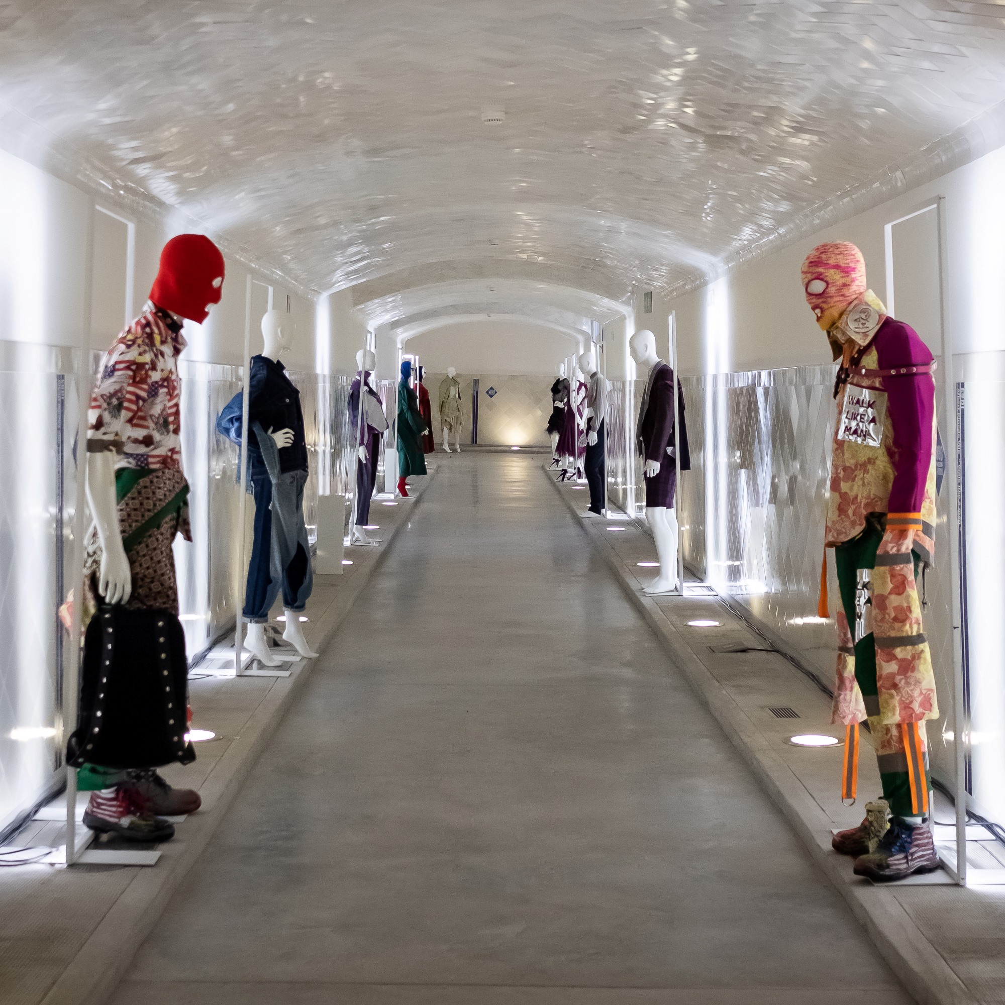 Túnel abovedado con maniquíes con pasamontañas de colores y prendas estampadas a ambos lados, 080 Barcelona Fashion FW 2019-2020 producida por ESMA Events