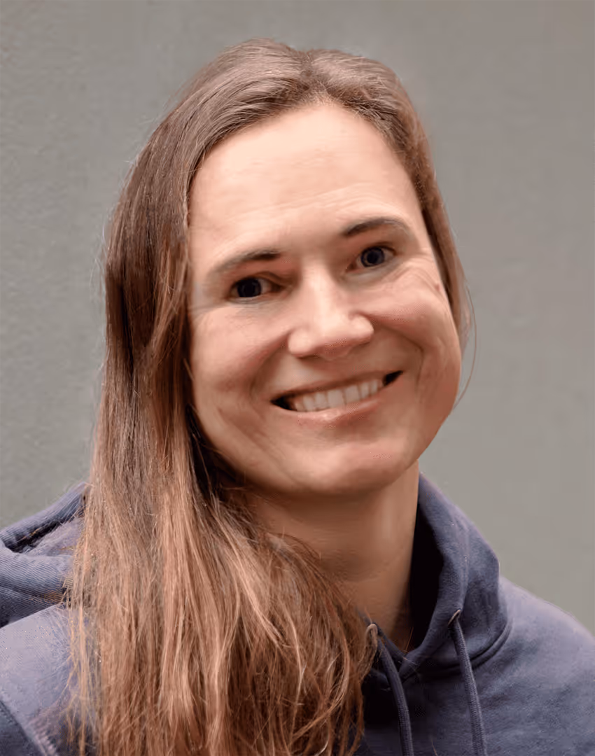 Porträt von Kirsten Kaiser, UX Designerin bei kaayo, vor grauer Betonwand, professionell.