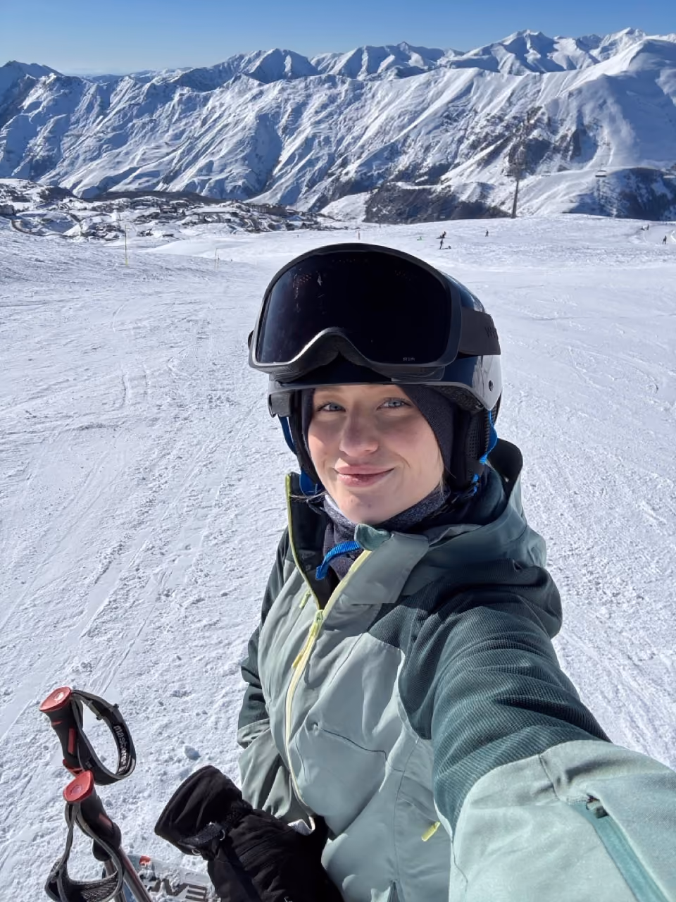Melina beim Skifahren in den Bergen in Georgien
