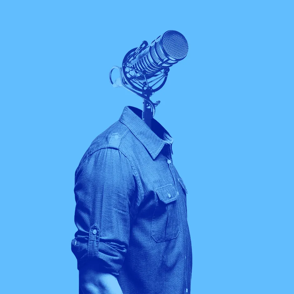 Photo collage with a dark blue gradient translation on a turquoise-blue surface. The motif shows the upper body of a man wearing a loose denim shirt with rolled-up sleeves. Instead of the head, a microphone has been inserted at this point of the motif.
