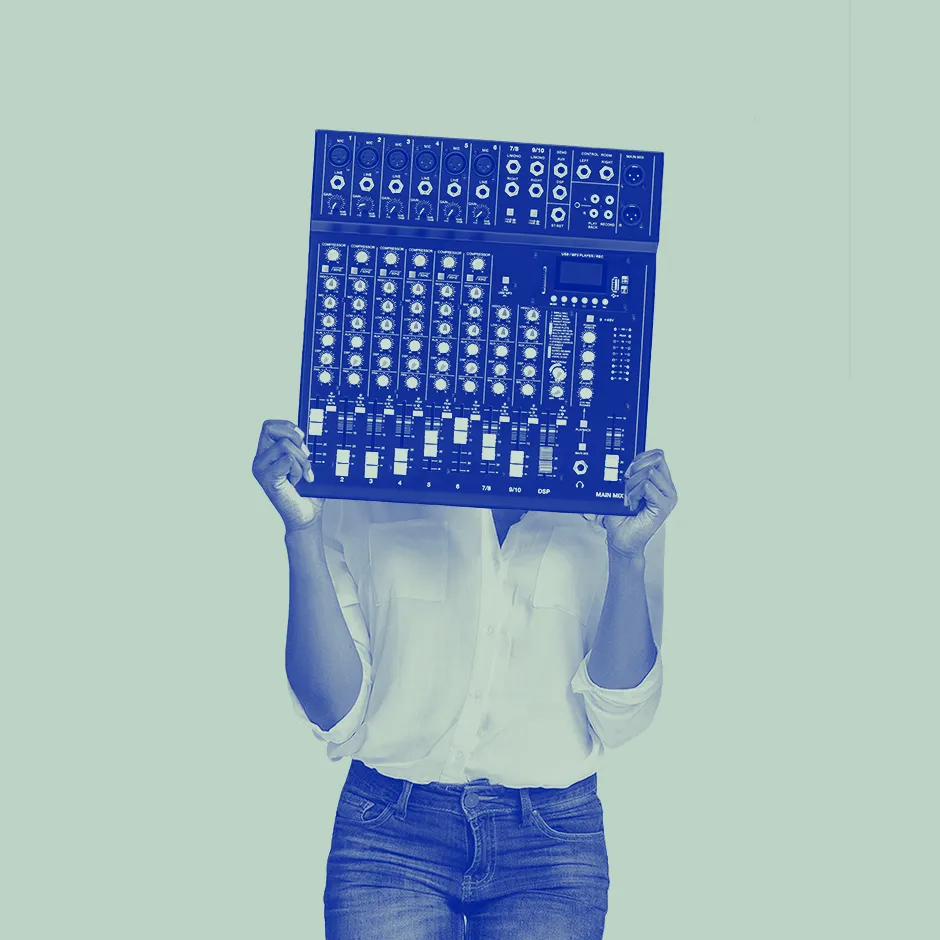 Photo collage with a dark blue gradient translation on a light green surface. The motif shows the upper body of a woman wearing a loose, light-colored blouse and jeans. Her head cannot be seen, as it is covered by a mixing desk that she is holding high with her hands in front of her face. Many different knobs and buttons can be seen on the sound mixing panel.