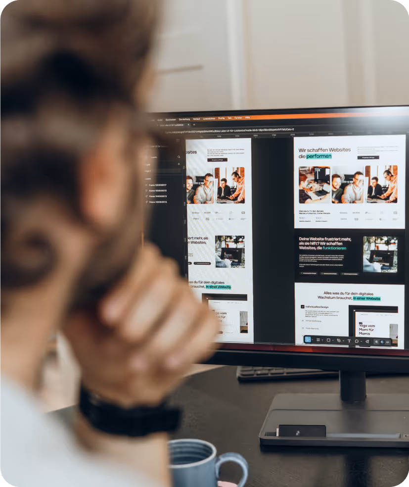 Webdesigner bei der Arbeit im Büro