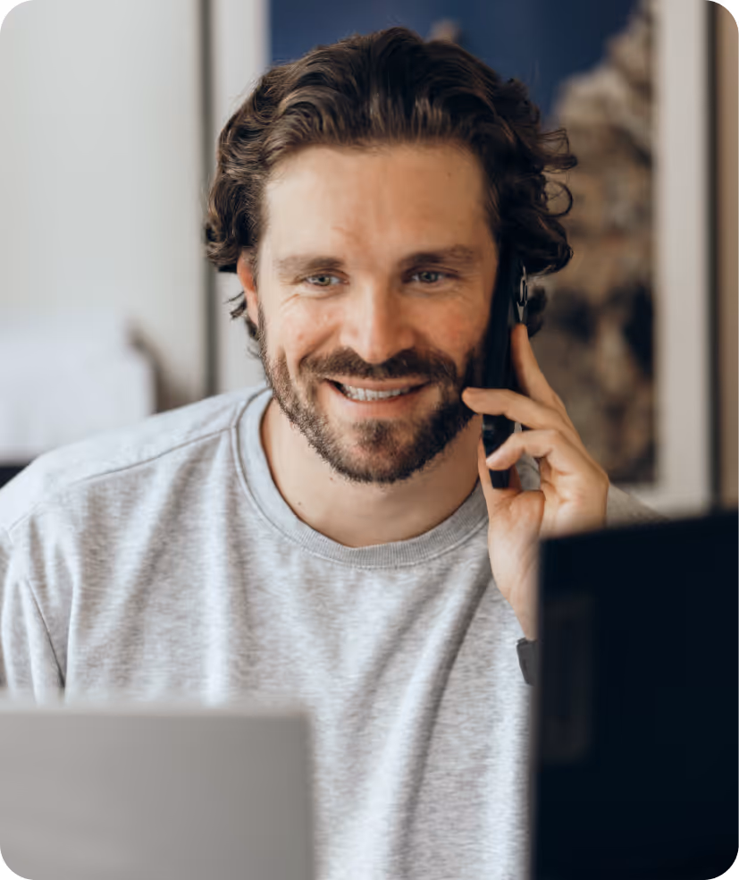 Webdesign Agentur bei der Beratung am Telefon