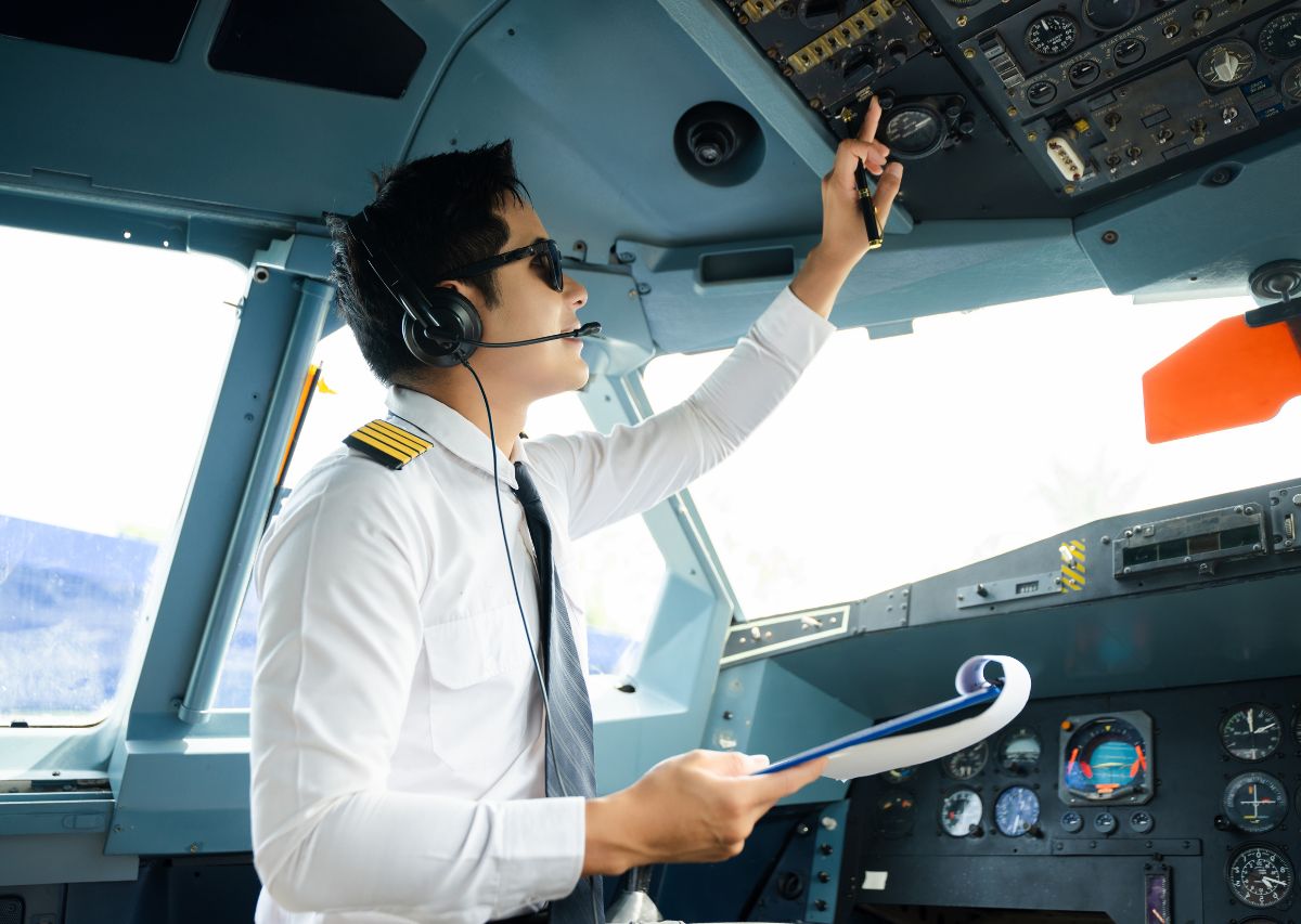 Savannah Aviation blog illustration: How to Choose the Right Safety Pilot for Your Training