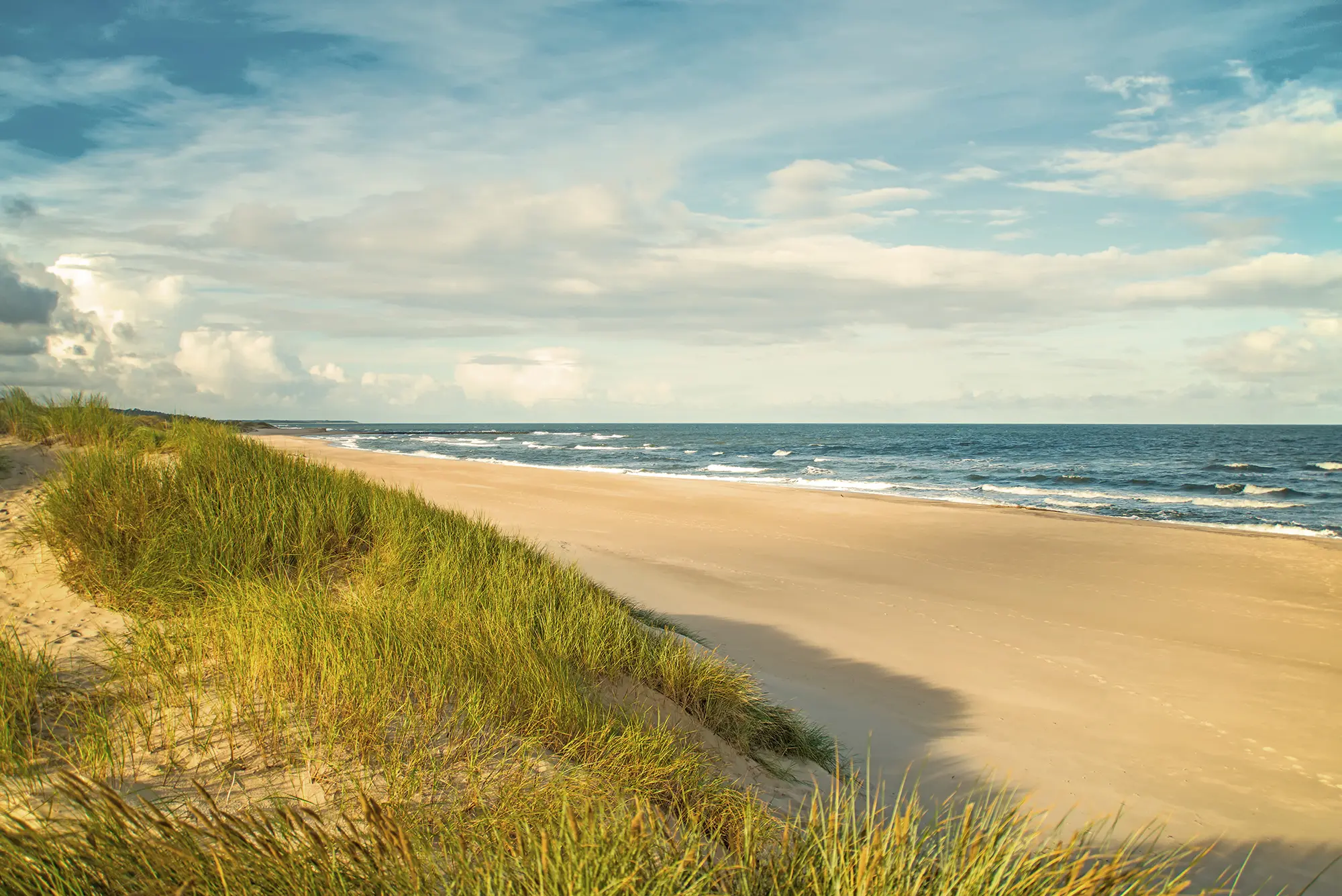 Foto av en vakker strand og milevis med åpent hav