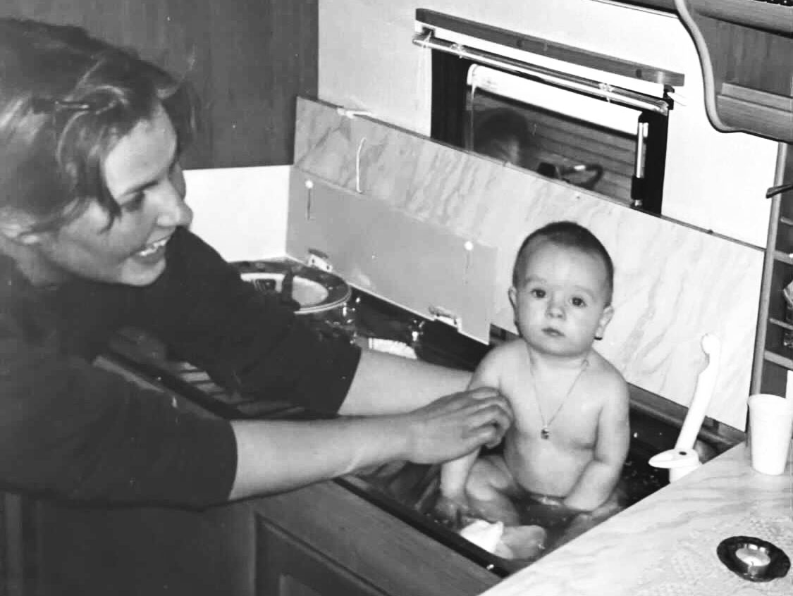 Hege Lian bader sin sønn Erlend i det som da var hennes første campingvogn.