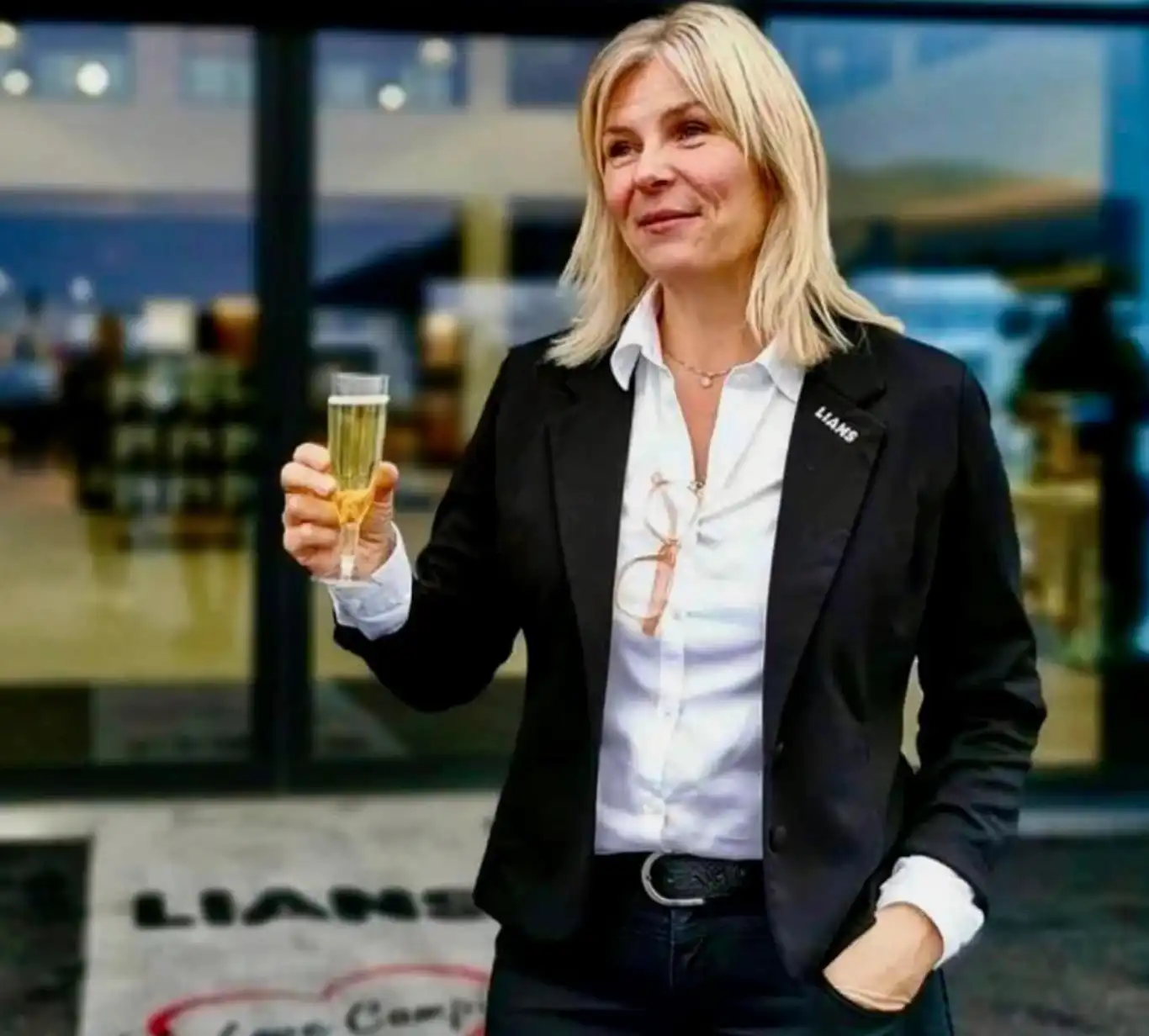 Foto av Hege Lian under åpningen av nybygget på Andslimoen i 2022