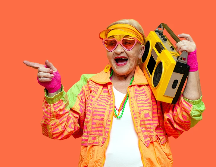Glad senior dame i fargerike klær