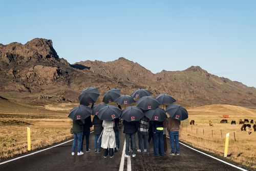 Foto van het Pteam met hun Paraplu's