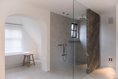 Plafondhoge glazen douchewand