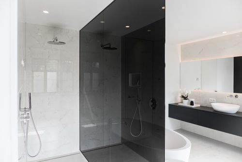 Glazen douchewand in donker glas