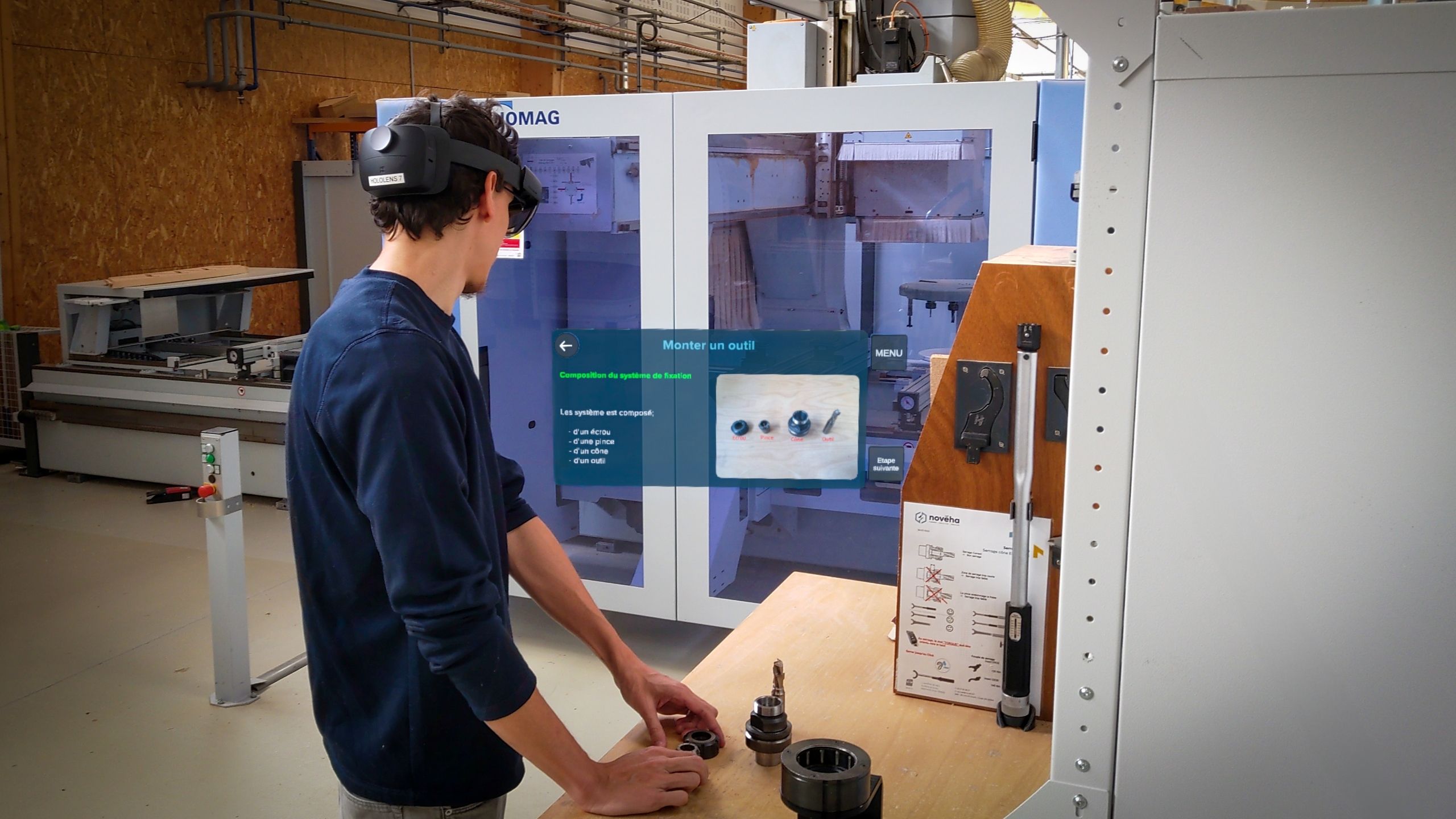 Homme équipé d'un HoloLens 2 suit un procédure en réalité mixte pour se former sur une machine outils
