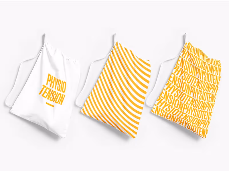 Drei Taschen mit dem Muster und Logo der Physio Tension