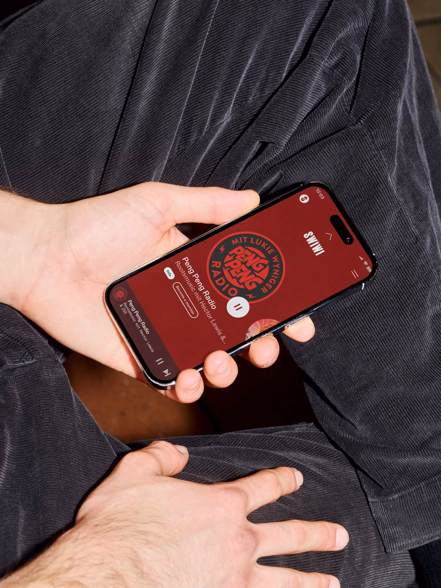 Eine Person hält ein Mobile mit dem Sonum App auf dem Screen