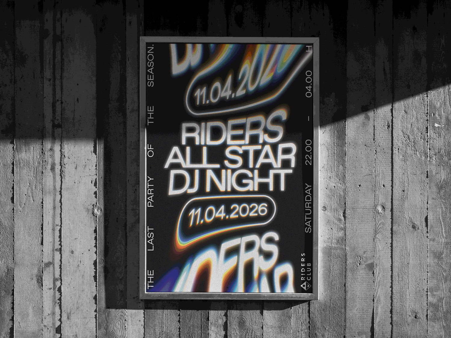 Eine Frau macht Zahnpasta auf eine Zahnbürste im Riders Hotel Zimmer