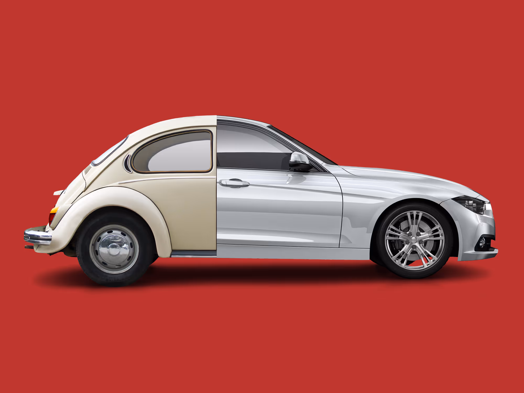 Halbes altes beige Auto und halbes modernes silbernes Auto nebeneinander auf rotem Hintergrund.