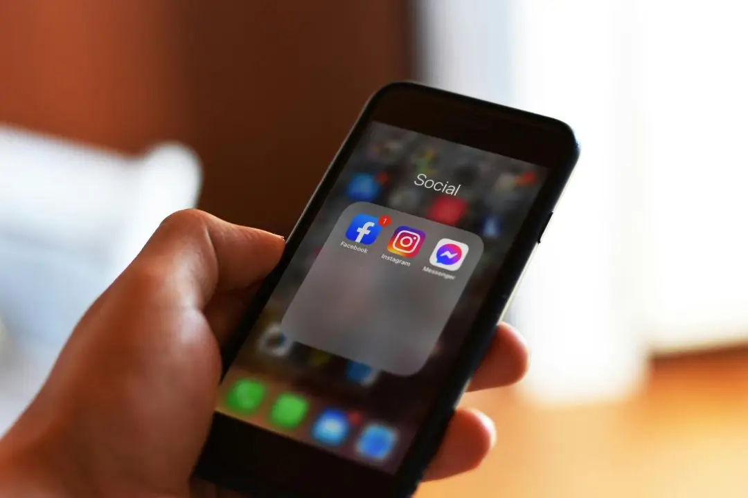 Smartphone met iconen facebook instagram
