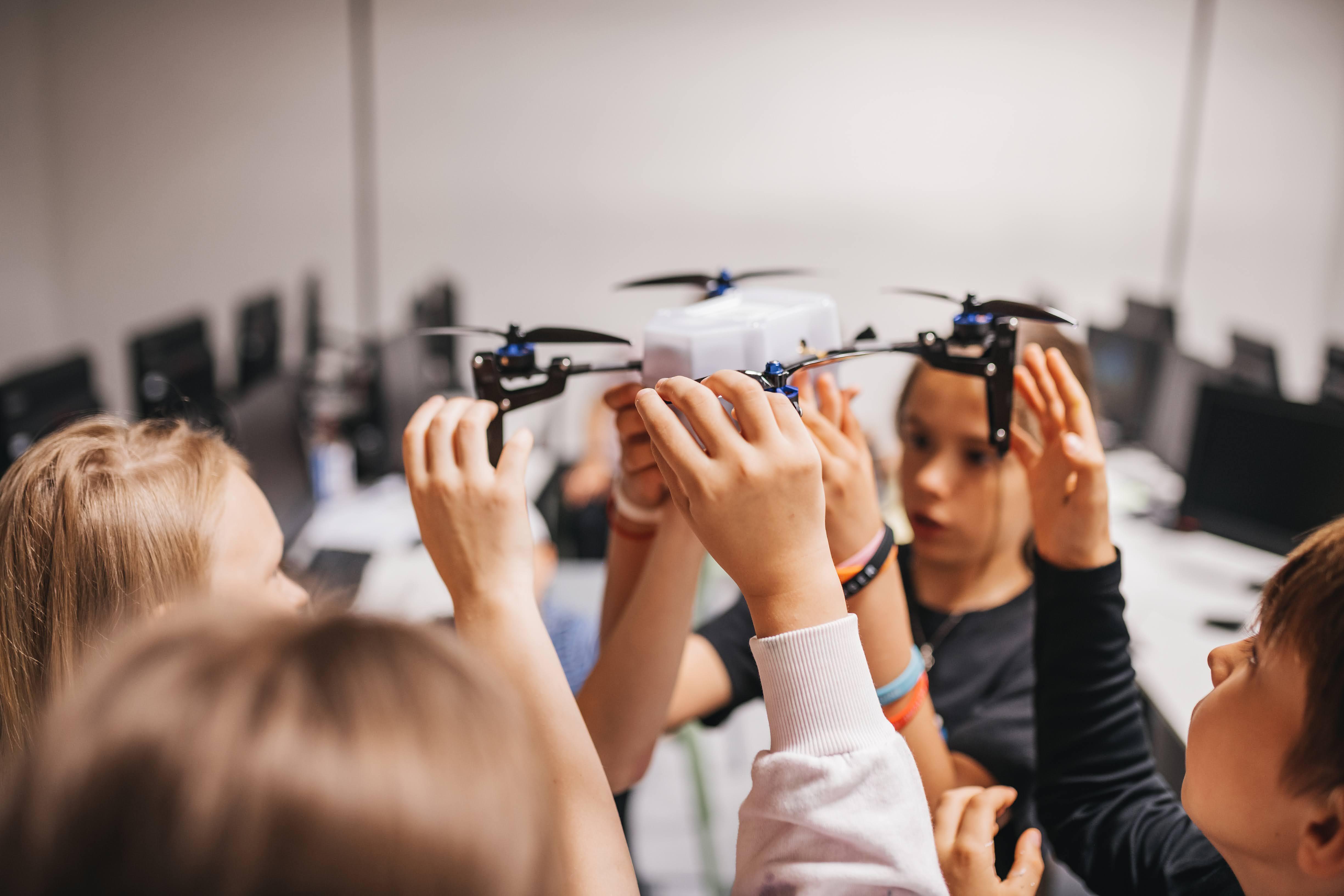 La empresa letona SPH Engineering, proveedor mundial de soluciones de software para vehículos aéreos no tripulados, involucra a los niños en tecnologías innovadoras