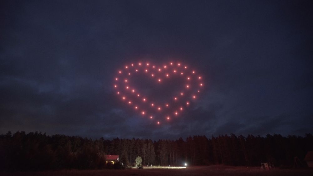 50 drones muestran vuelos en tiempo real gestionados con el software Drone Show