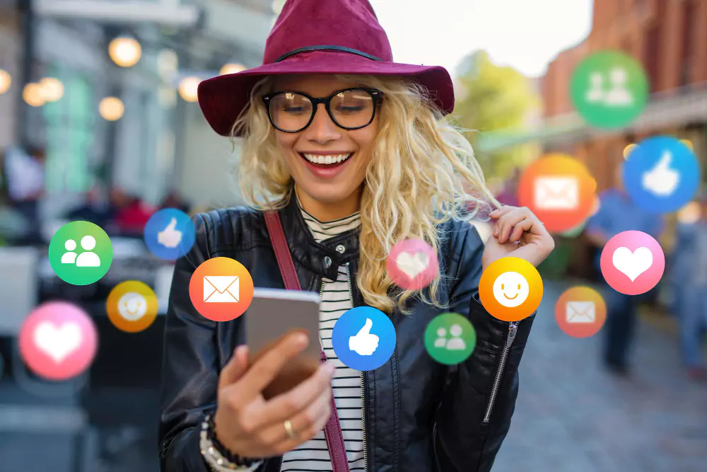 Çöldə mobil telefonla gənc qadın