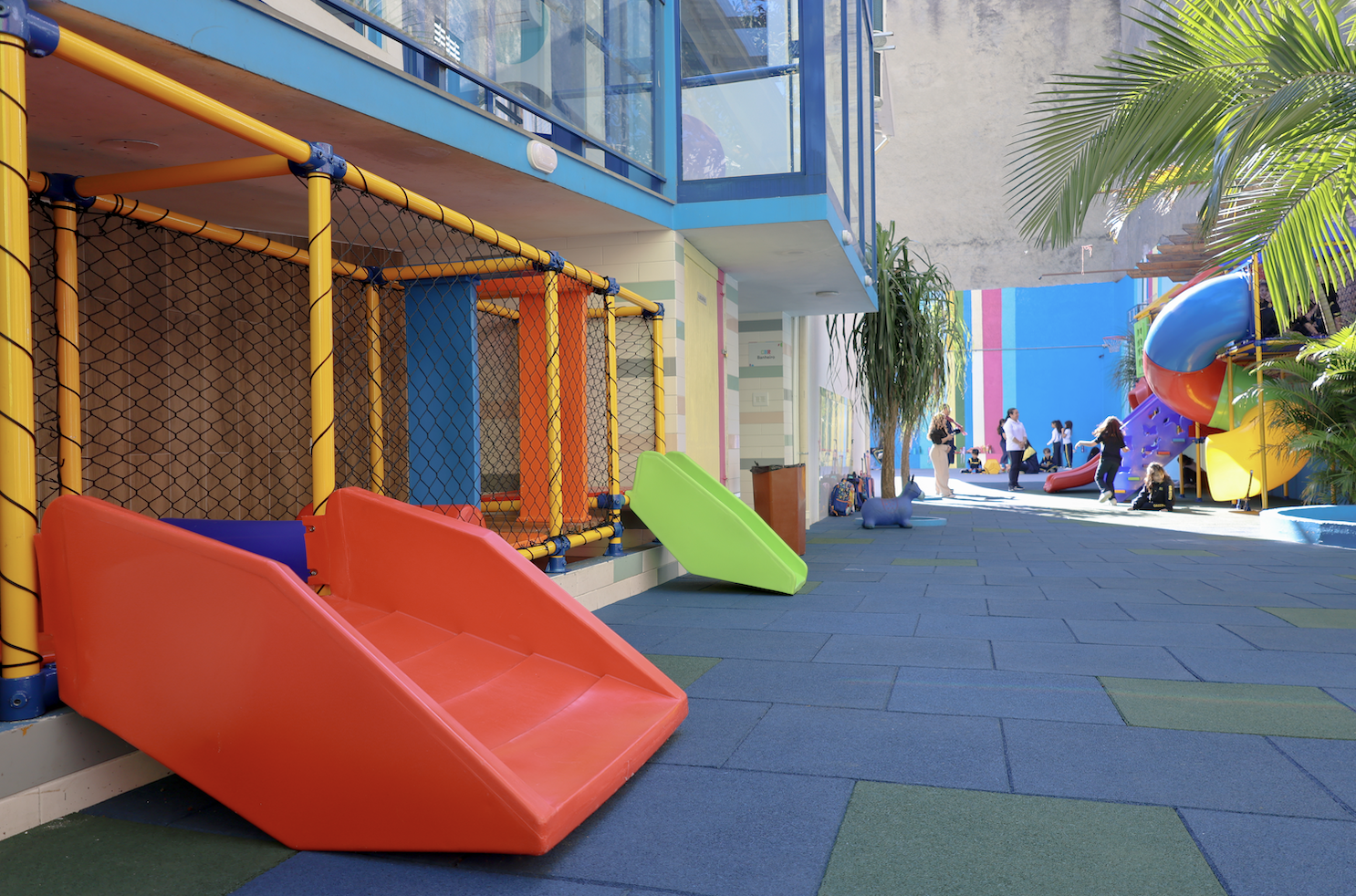 Pátio escolar colorido e seguro do Colégio Bom Retiro (CBR), com playground moderno, escorregadores, piso emborrachado e espaço amplo para atividades lúdicas da Educação Infantil. Ambiente projetado para estimular o aprendizado, a socialização e o desenvolvimento das crianças.
