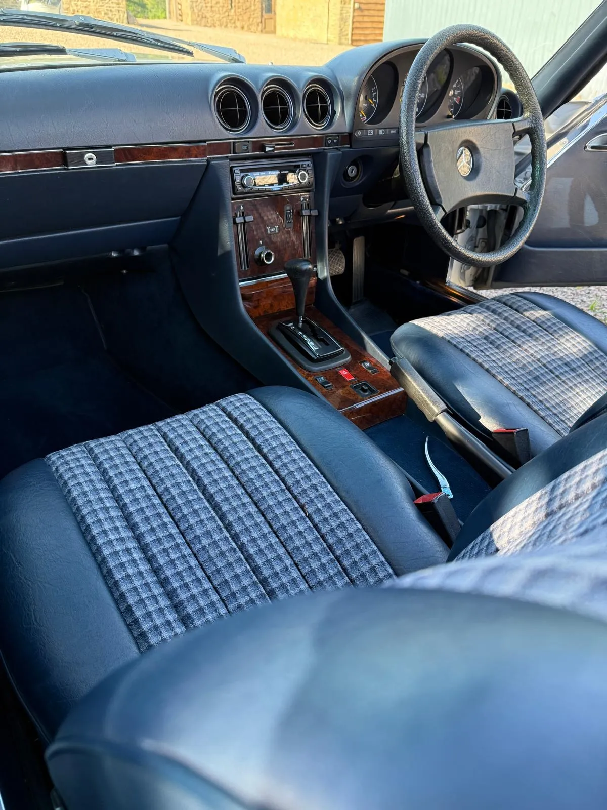 1985 MERCEDES-BENZ R107 280...
