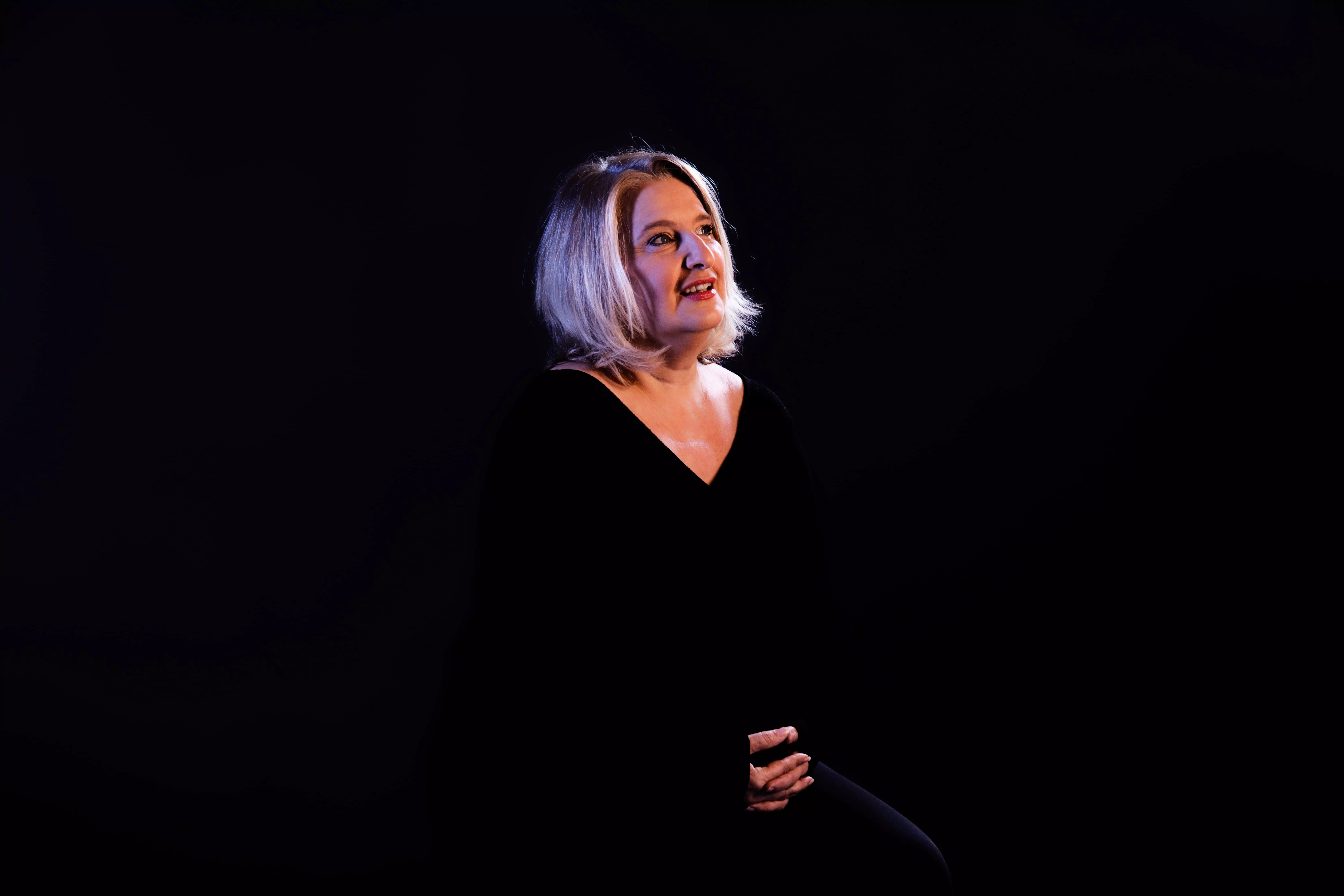 Conférencière qui aborde avec humour comment on peut révéler nos supers pouvoirs et notre audace face au business