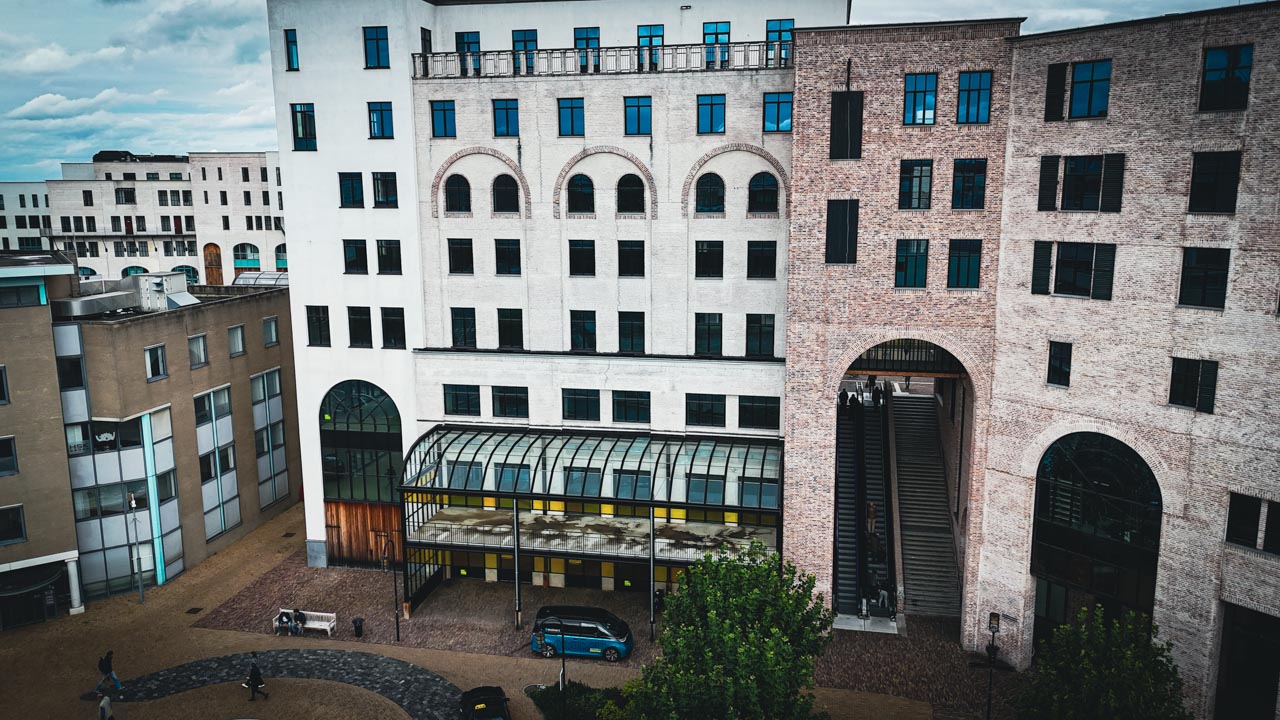 Maankwartier bewaakt door Maximus