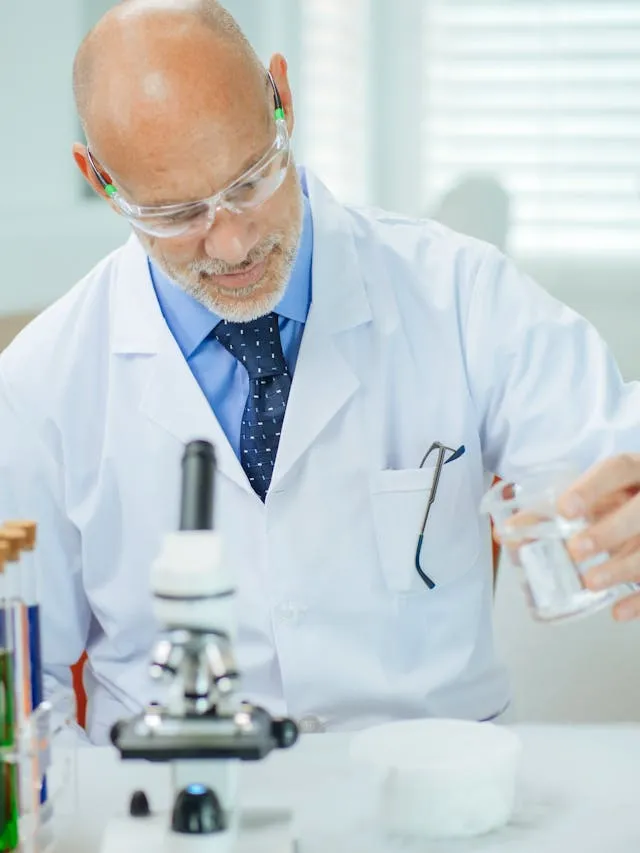 SNHU Biology students in lab